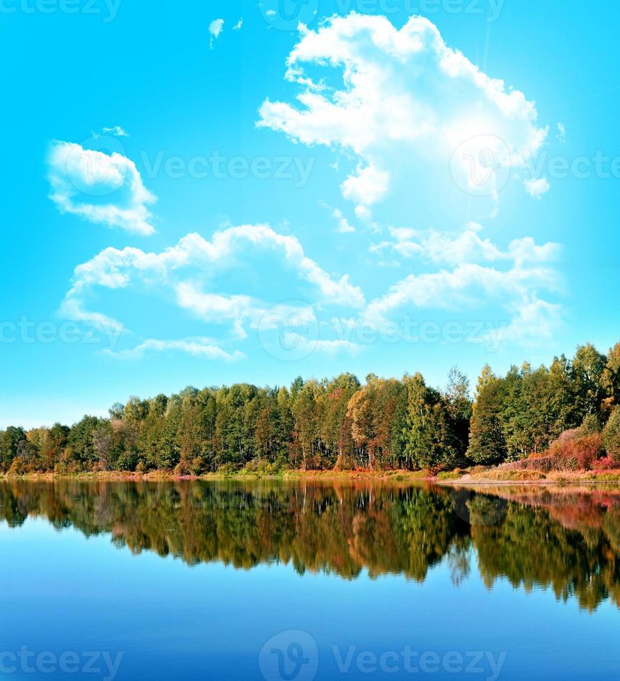 lago nella foresta autunnale foto