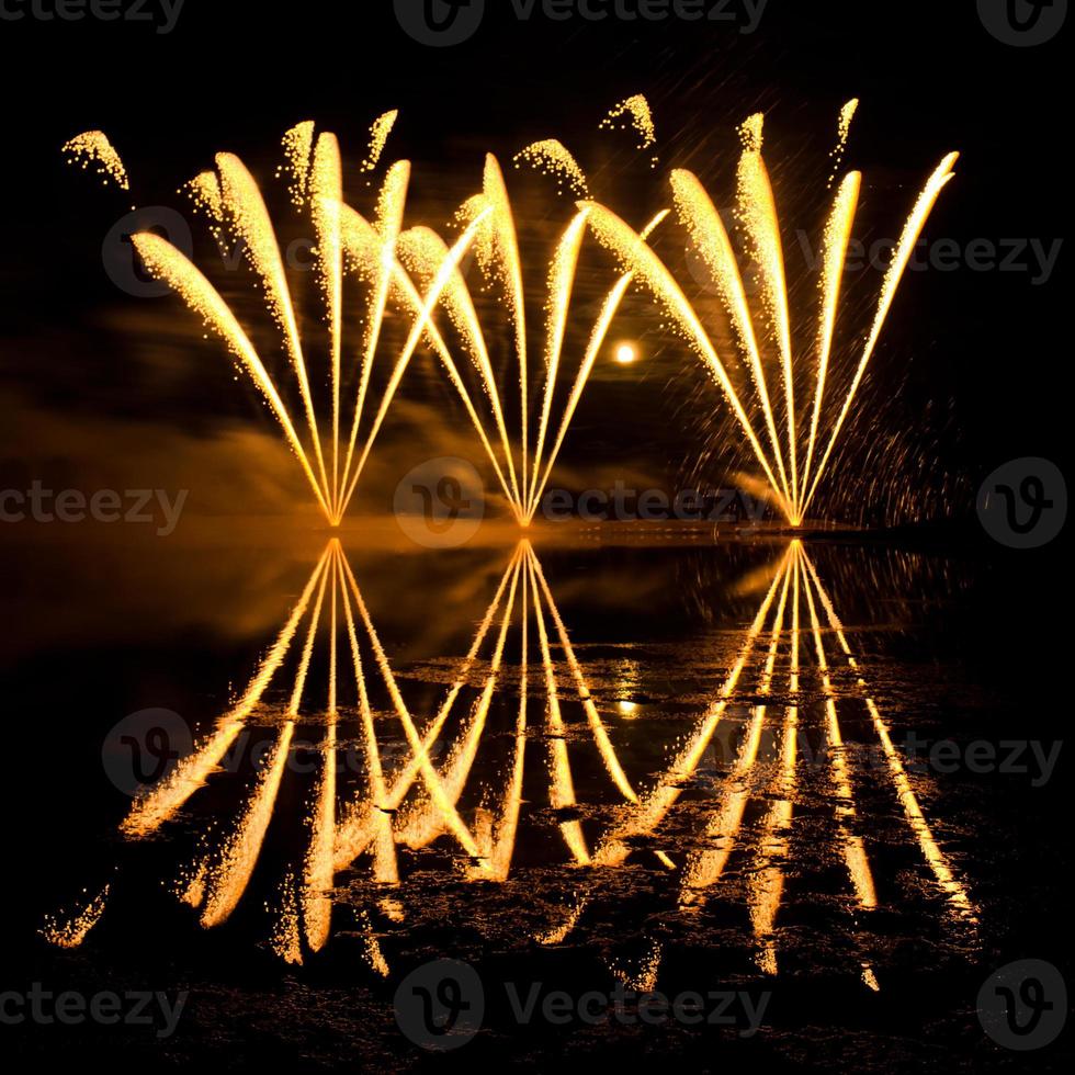 strisce di fuochi d'artificio dorati foto