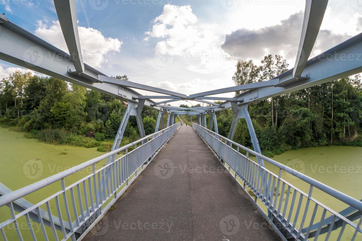 struttura in ferro e acciaio del ponte pedonale sul fiume foto