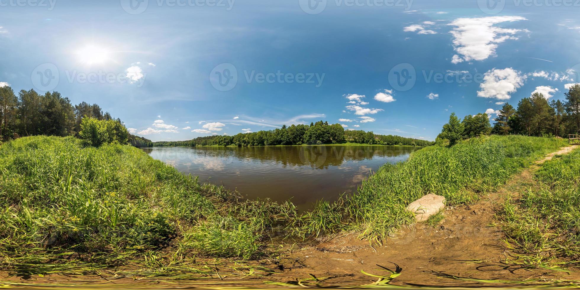 panorama sferico completo e senza soluzione di continuità 360 x 180 angolo di visione sulla riva del fiume neman in larghezza in una soleggiata giornata estiva in proiezione equirettangolare, skybox vr contenuto di realtà virtuale foto