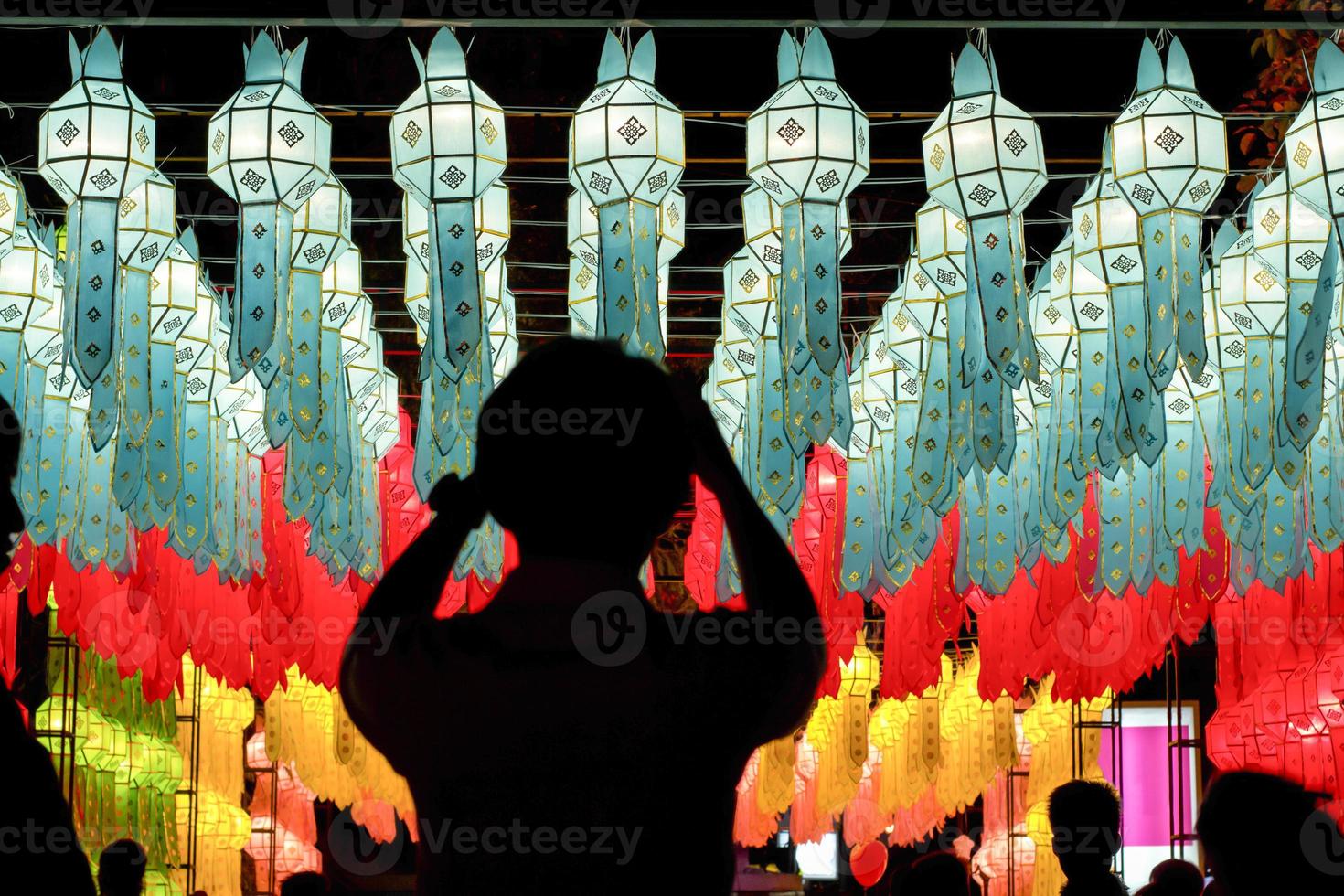 Lanterne di carta nel festival di Yee-Peng, Chiangmai Tailandia foto