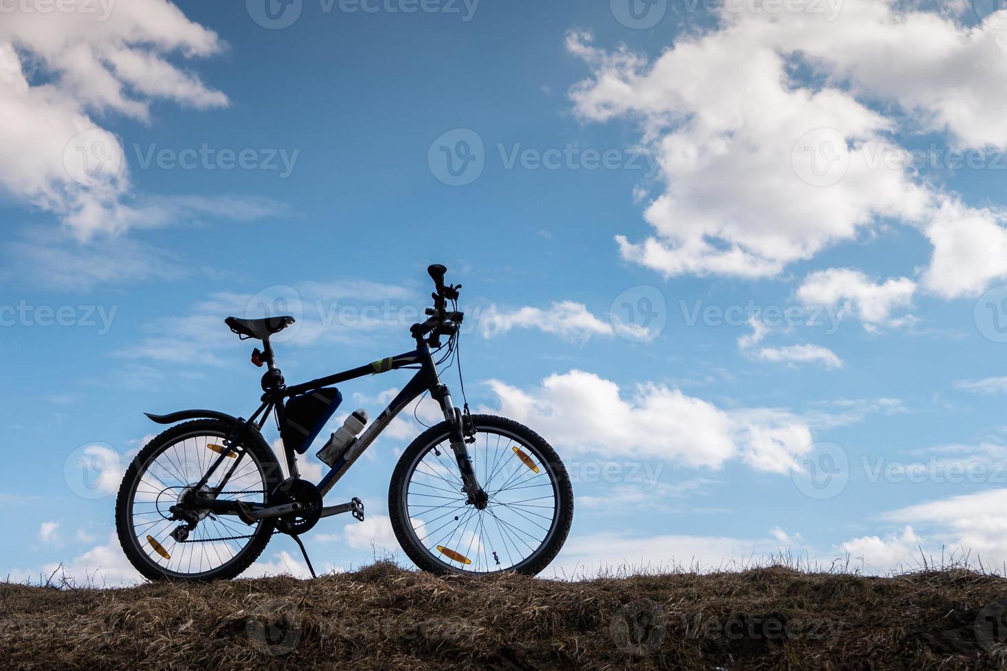 silhouette di bici nel cielo blu con nuvole. simbolo di indipendenza e libertà foto