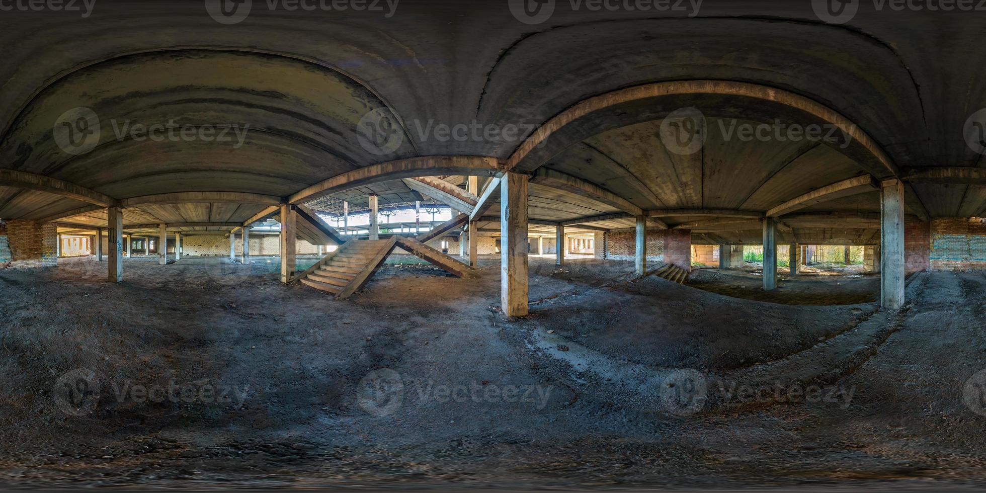 panorama sferico completo senza soluzione di continuità vista angolare a 360 gradi strutture in cemento scale abbandonato edificio incompiuto dell'aeroporto. Panorama a 360 gradi in proiezione equidistante equirettangolare, contenuto vr ar foto