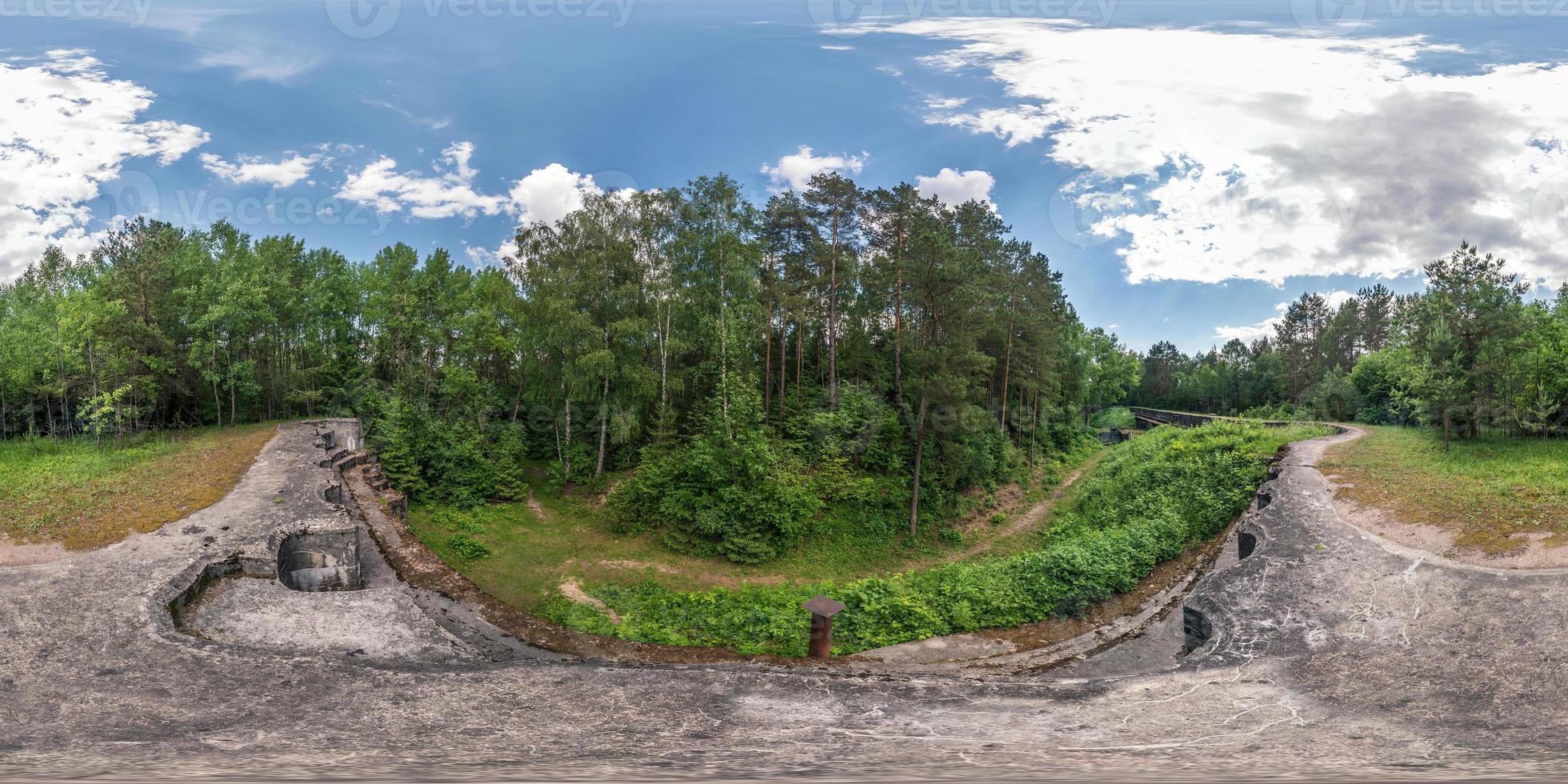 panorama completo di vista angolare a 360 gradi senza soluzione di continuità sulla fortezza militare abbandonata in rovina della prima guerra mondiale nella foresta in proiezione sferica equirettangolare. pronto per il contenuto vr ar foto