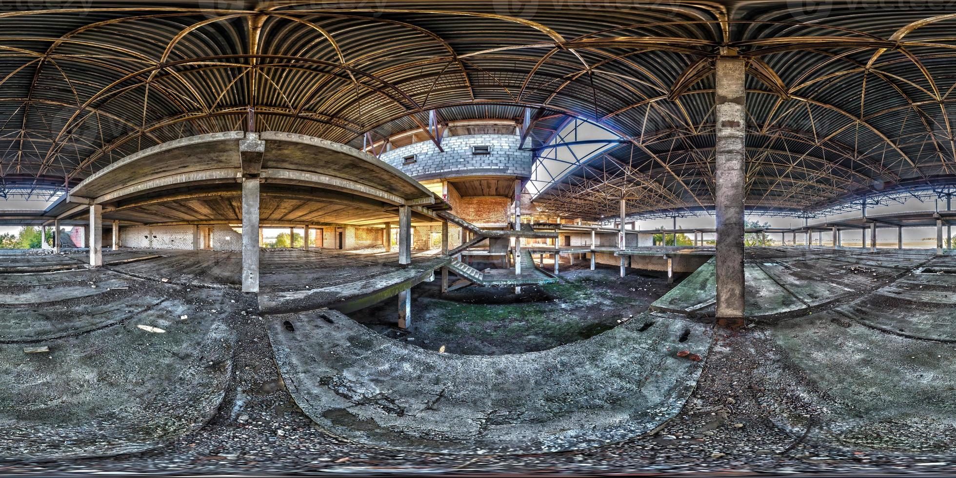 panorama hdri completo sferico senza soluzione di continuità 360 gradi angolo di visione strutture in cemento scale abbandonato edificio incompiuto dell'aeroporto. Panorama a 360 gradi in proiezione equidistante equirettangolare, contenuto vr ar foto