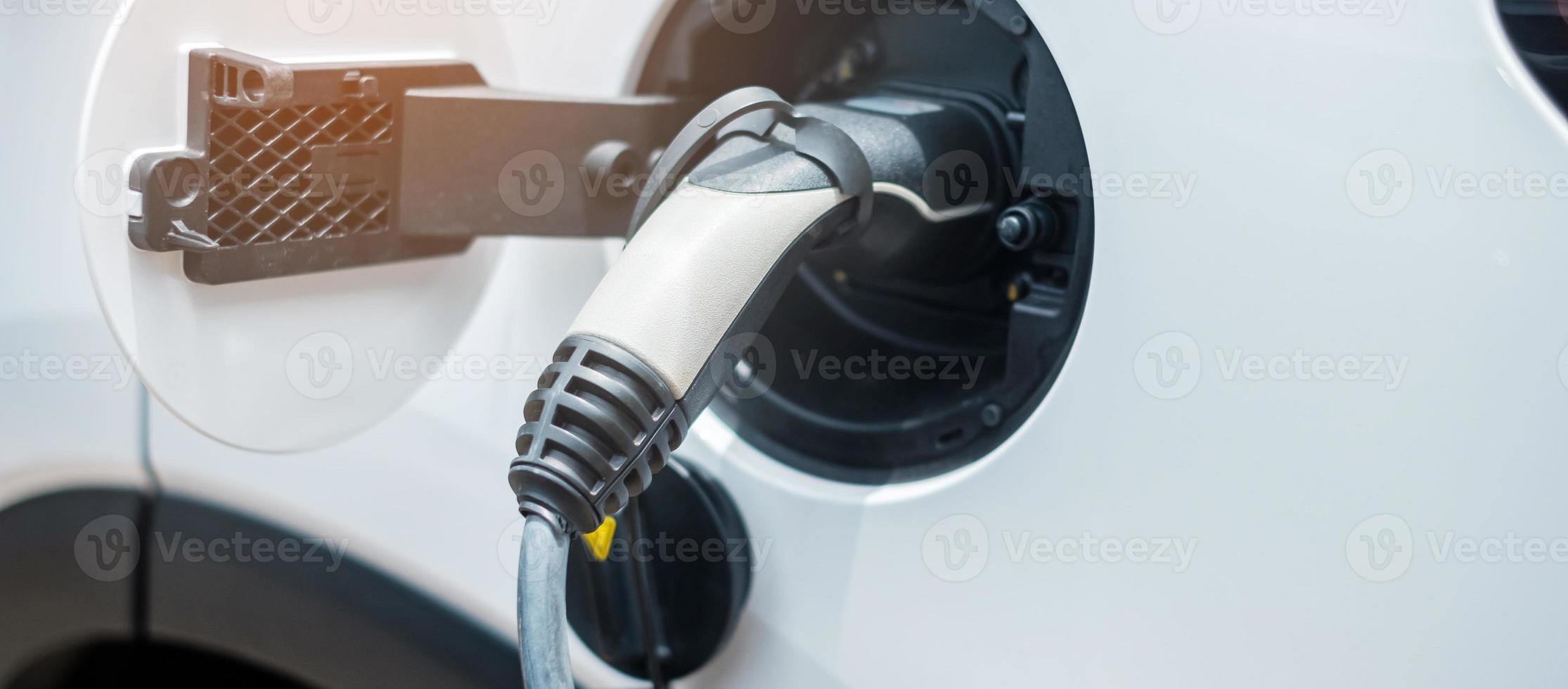 batteria di ricarica per auto elettrica presso la stazione di ricarica ev o a casa. energia verde, alternativa ecologica, concetti di tecnologia e ambiente foto