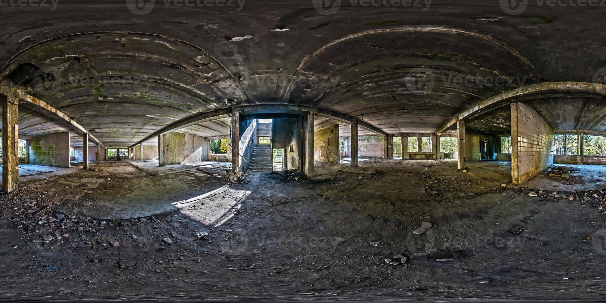 panorama hdri sferico completo senza soluzione di continuità vista angolare a 360 gradi strutture in cemento abbandonato edificio incompiuto. Panorama a 360 gradi in proiezione equidistante equirettangolare, contenuto vr ar foto