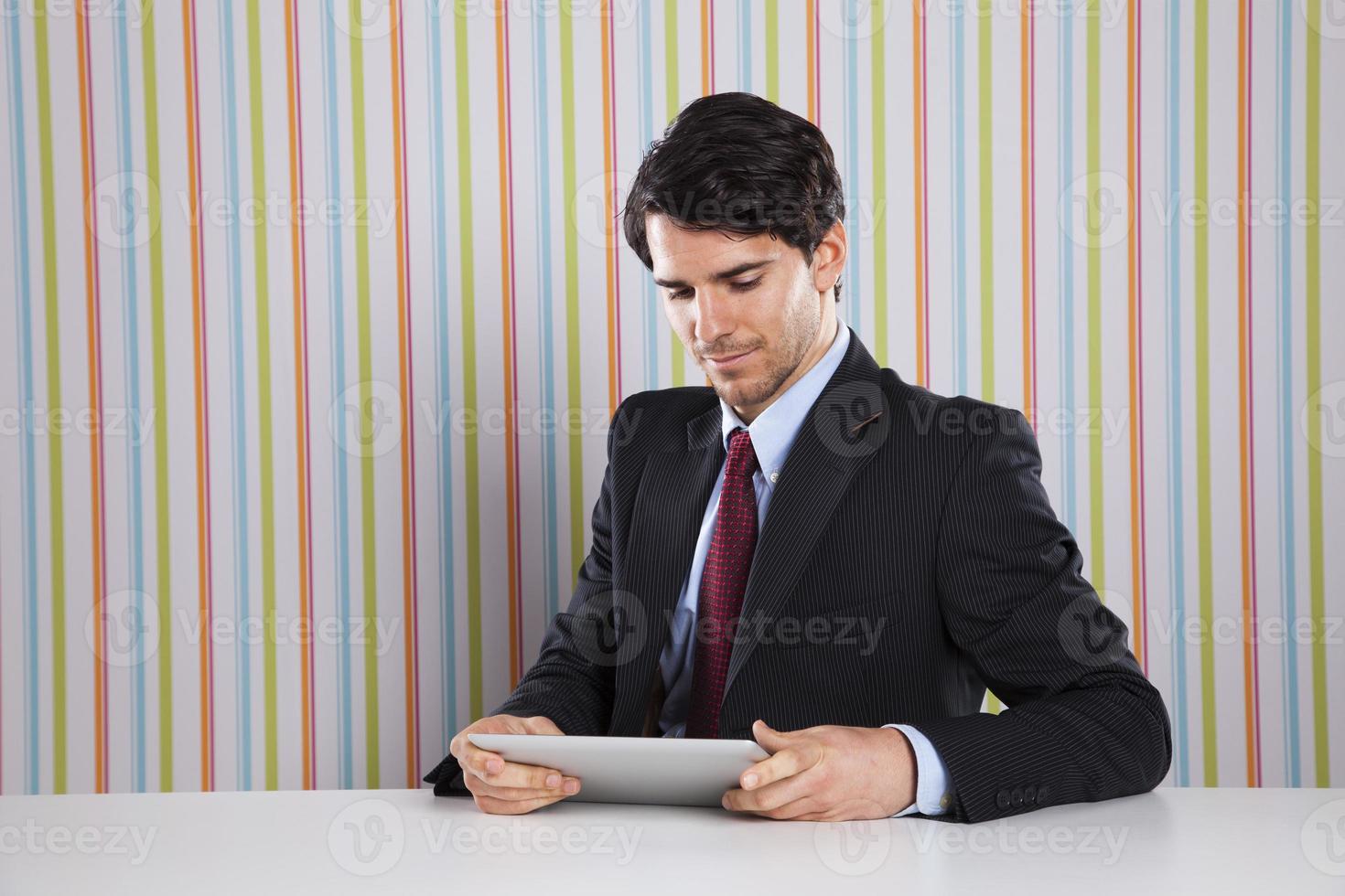 uomo d'affari utilizzando un dispositivo tablet foto