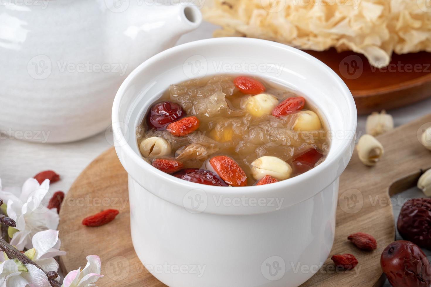 primo piano di zuppa di funghi bianca come la neve dolce con semi di loto, datteri rossi cinesi e wolfberry. foto