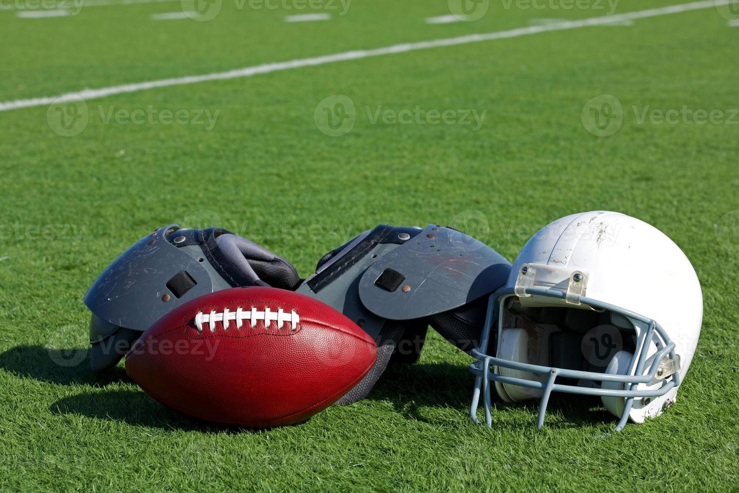 football americano e casco sul campo foto