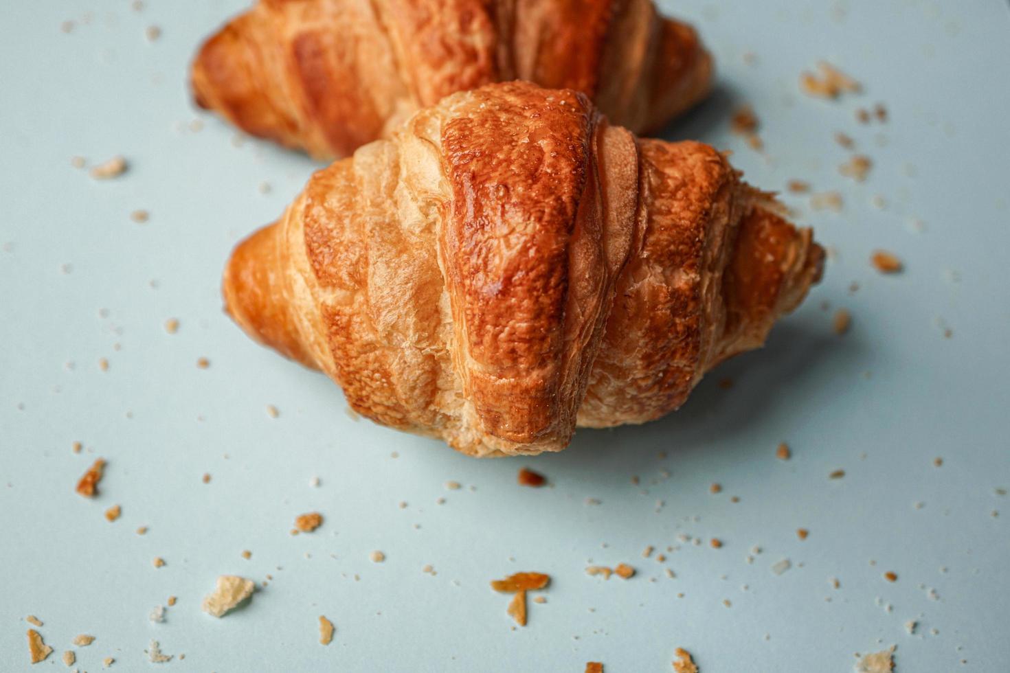 gustoso croissant per colazione, cibo francese foto