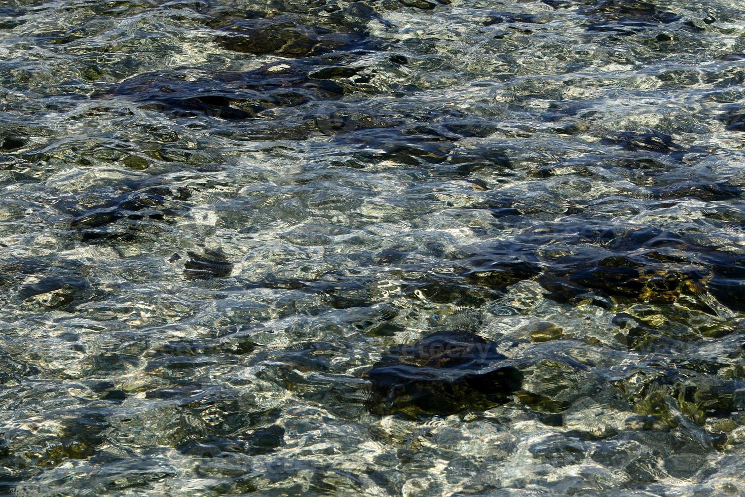 il colore dell'acqua di mare in acque poco profonde. foto