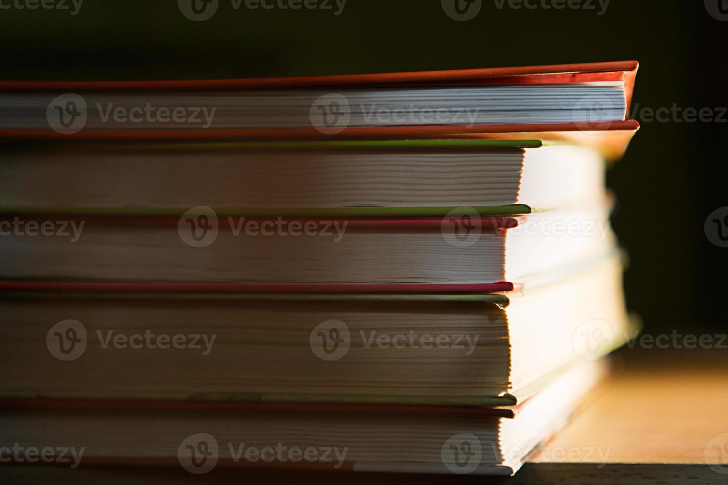 primo piano di una pila di libri. il concetto di lettura a casa di libri di carta, istruzione scolastica e istituto, ritorno a scuola. spazio per testo, sfondo. foto