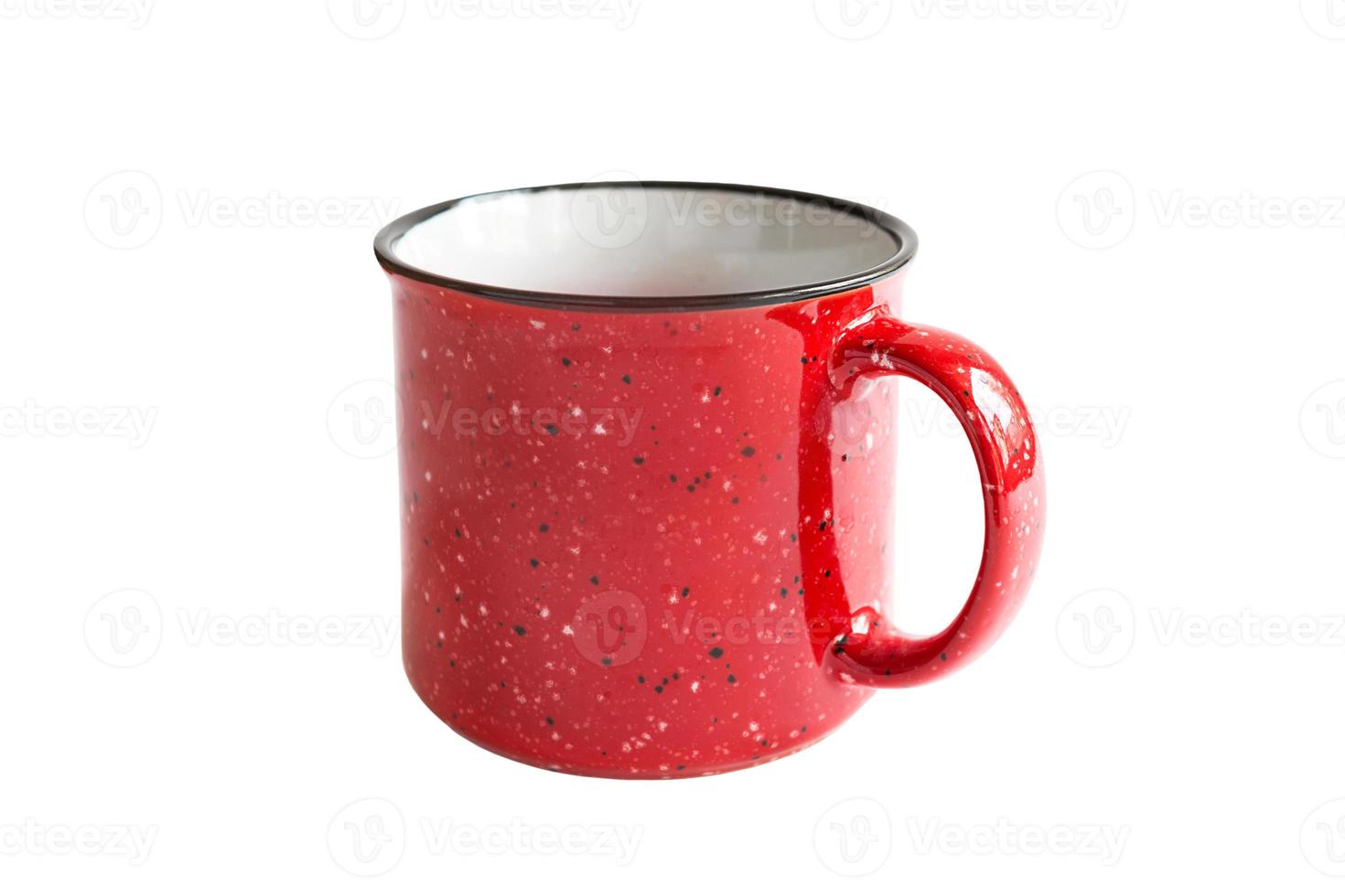 grande tazza vuota rossa su sfondo bianco, isolare. bevanda calda, tè, caffè, natale, capodanno. foto