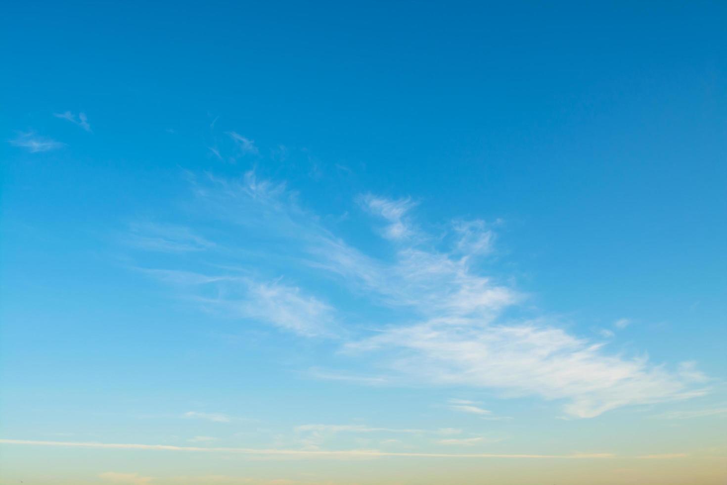 nuvole bianche morbide nel vasto cielo azzurro foto