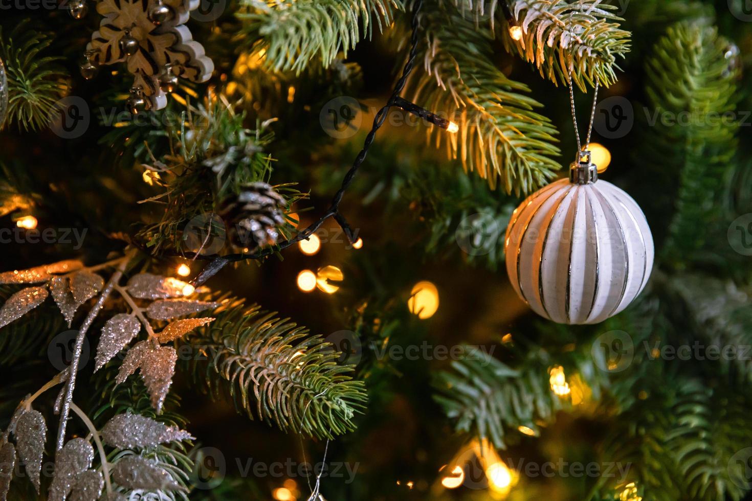 albero di capodanno decorato classico di natale. albero di natale con decorazioni bianche e argento, ornamenti giocattolo e palla. appartamento di design d'interni in stile classico moderno. la vigilia di natale a casa. foto