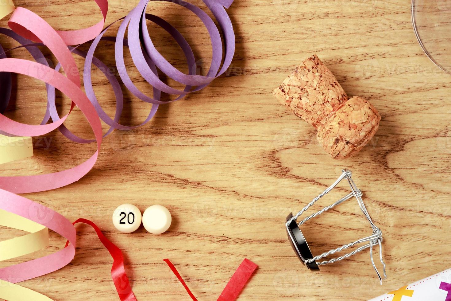 addobbi per feste capodanno con champagne su un pavimento in parquet, con una pallina bianca senza numero, per mettere l'anno che vuoi.immagine orizzontale. foto