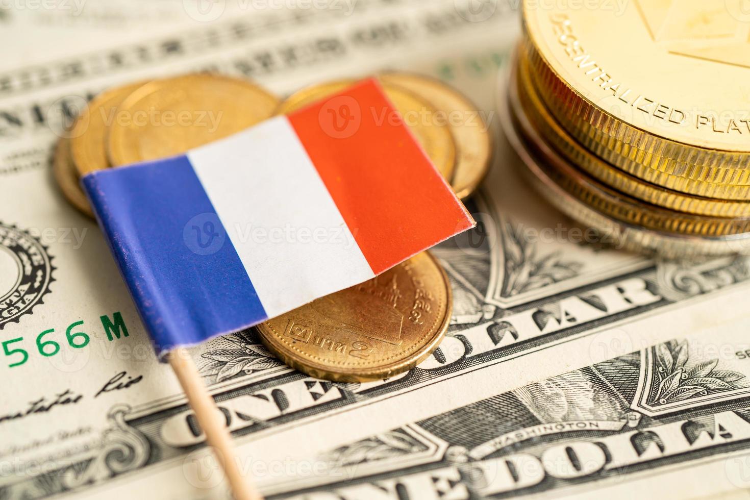 pila di monete soldi con bandiera francese, concetto di finanza bancaria. foto
