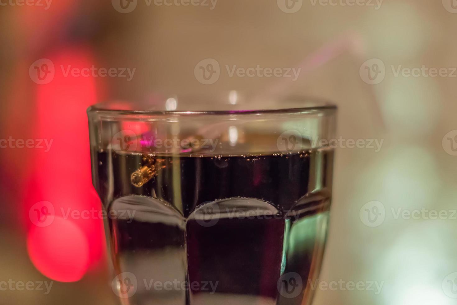 primo piano di coca cola in un bicchiere trasparente foto