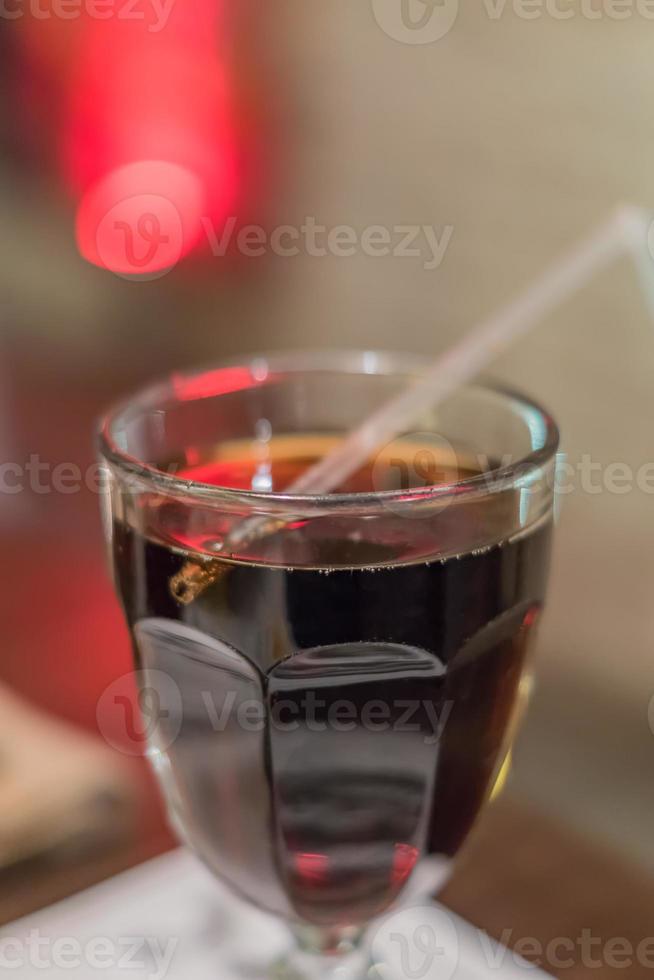 primo piano di coca cola in un bicchiere trasparente foto