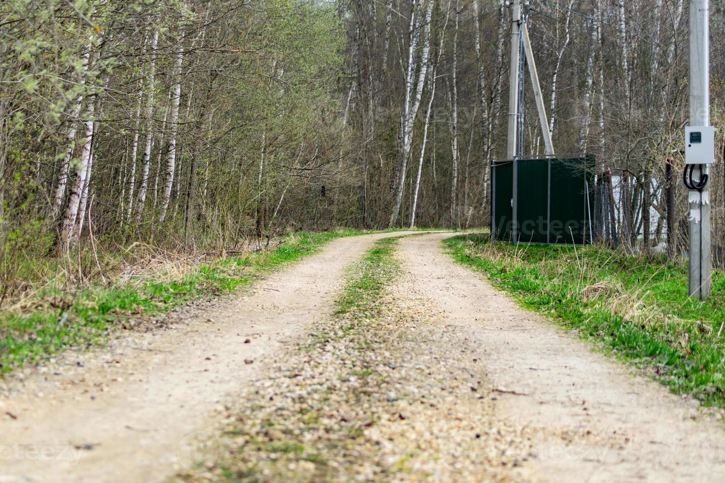 sentiero di ghiaia in campagna foto