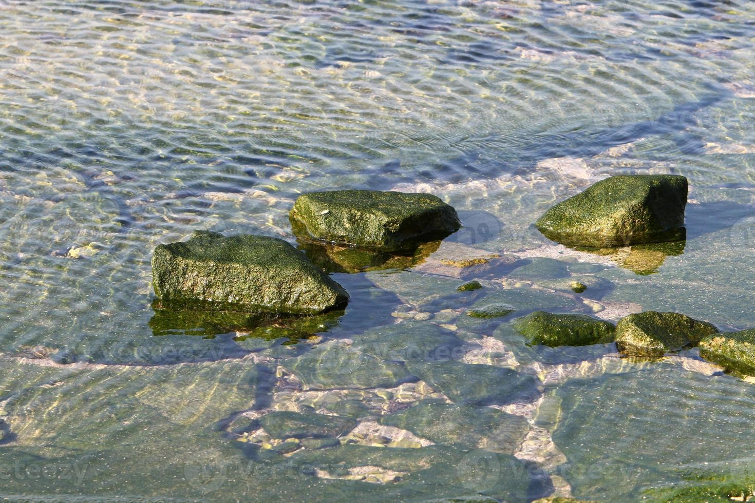 il colore dell'acqua di mare in acque poco profonde. foto