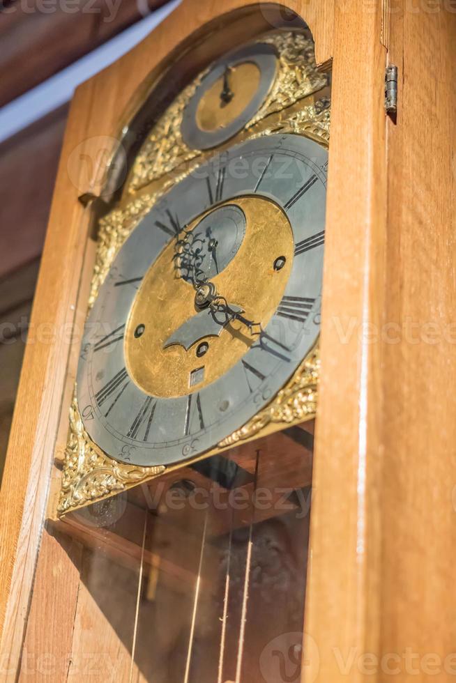 primo piano dell'orologio in legno vintage. messa a fuoco selettiva foto