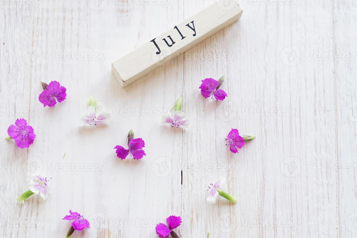 primo giorno di luglio, sfondo colorato con calendario, fiori foto