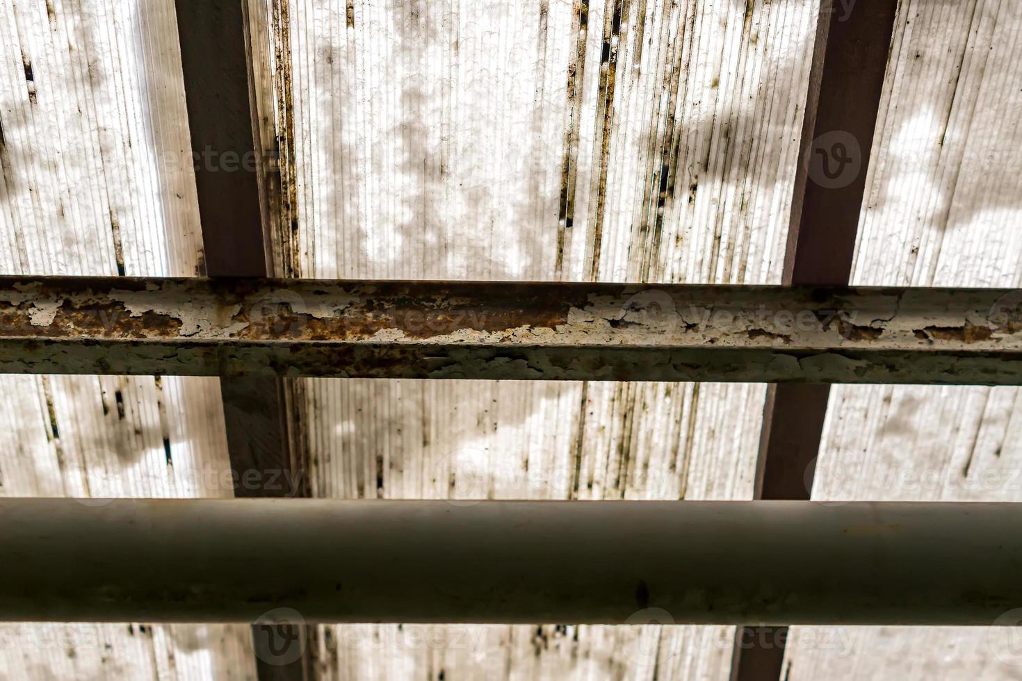 primo piano della costruzione del tetto in metallo e plastica foto