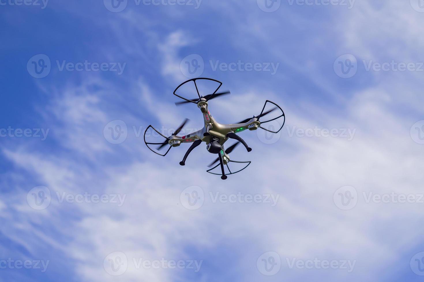 drone volante con telecomando su sfondo blu cielo. foto