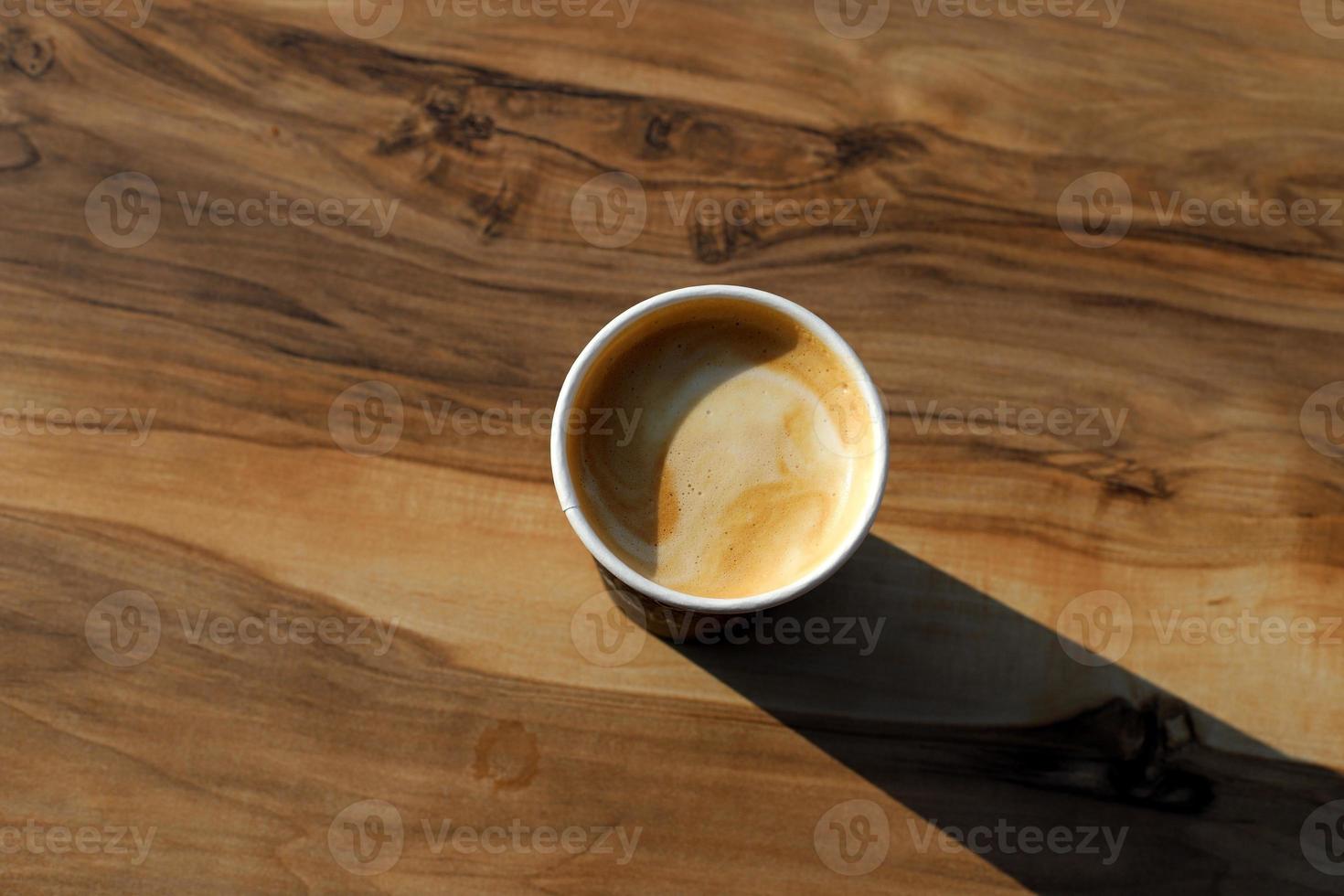 sul tavolo del ristorante caffè forte e caldo. foto