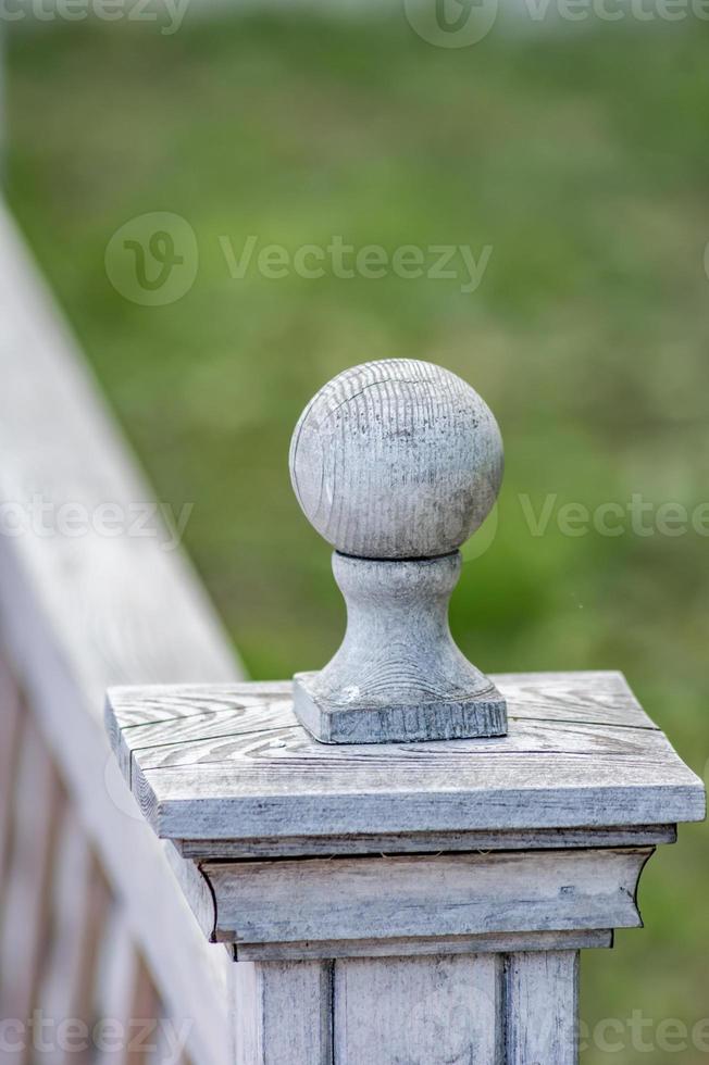 primo piano della decorazione della staccionata in legno foto