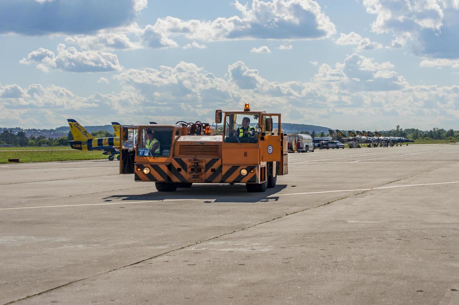 zhukovsky russia, 22 luglio 2017 maks-2017 airshow rimorchiatore rimorchiatore sull'aerodromo foto