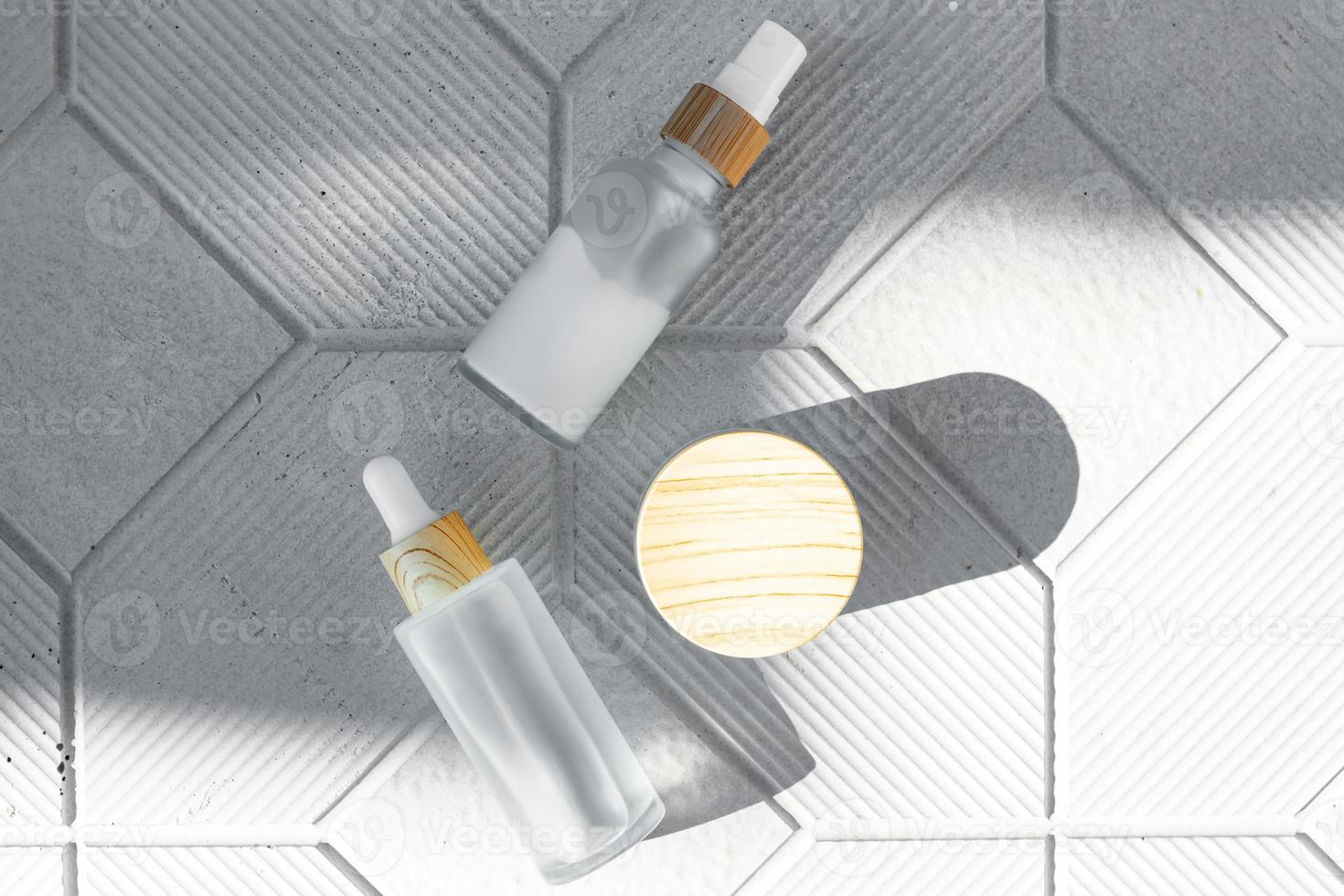composizione con prodotti cosmetici, vasetti bianchi mockup e bottiglie su sfondo grigio cemento foto