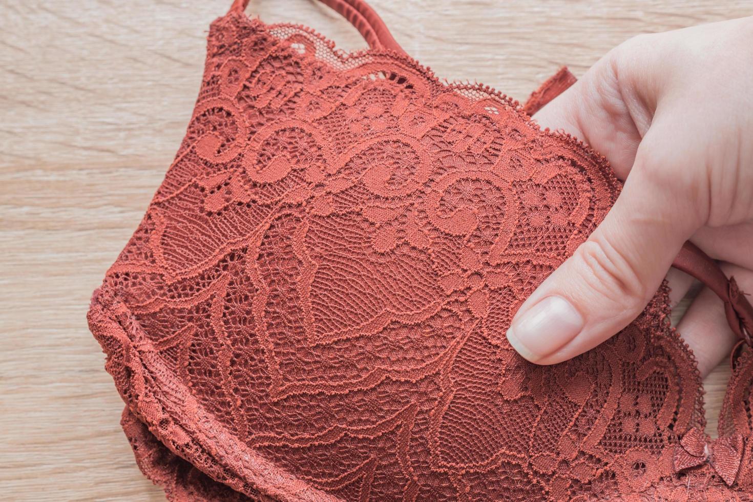 reggiseno di pizzo in mano di donna foto