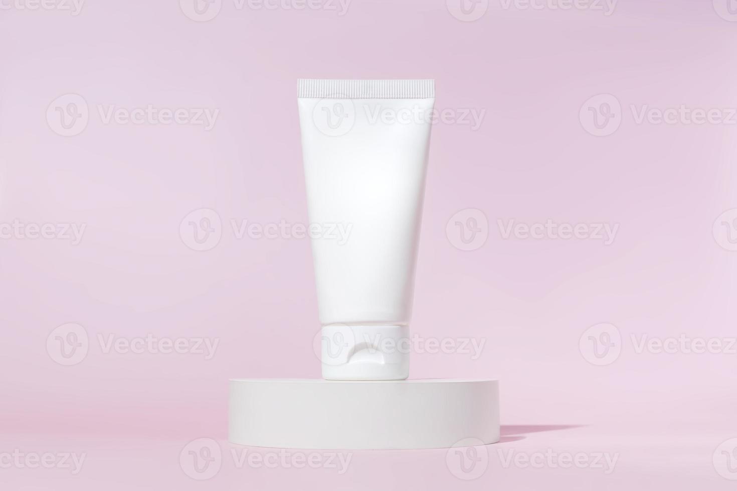 tubo crema con concetto di branding crema su podio in cemento su sfondo rosa. pacchetto di plastica vuoto del prodotto cosmetico per la cura della pelle. lozione bianca senza marchio, balsamo, crema per le mani, mockup di dentifricio. foto