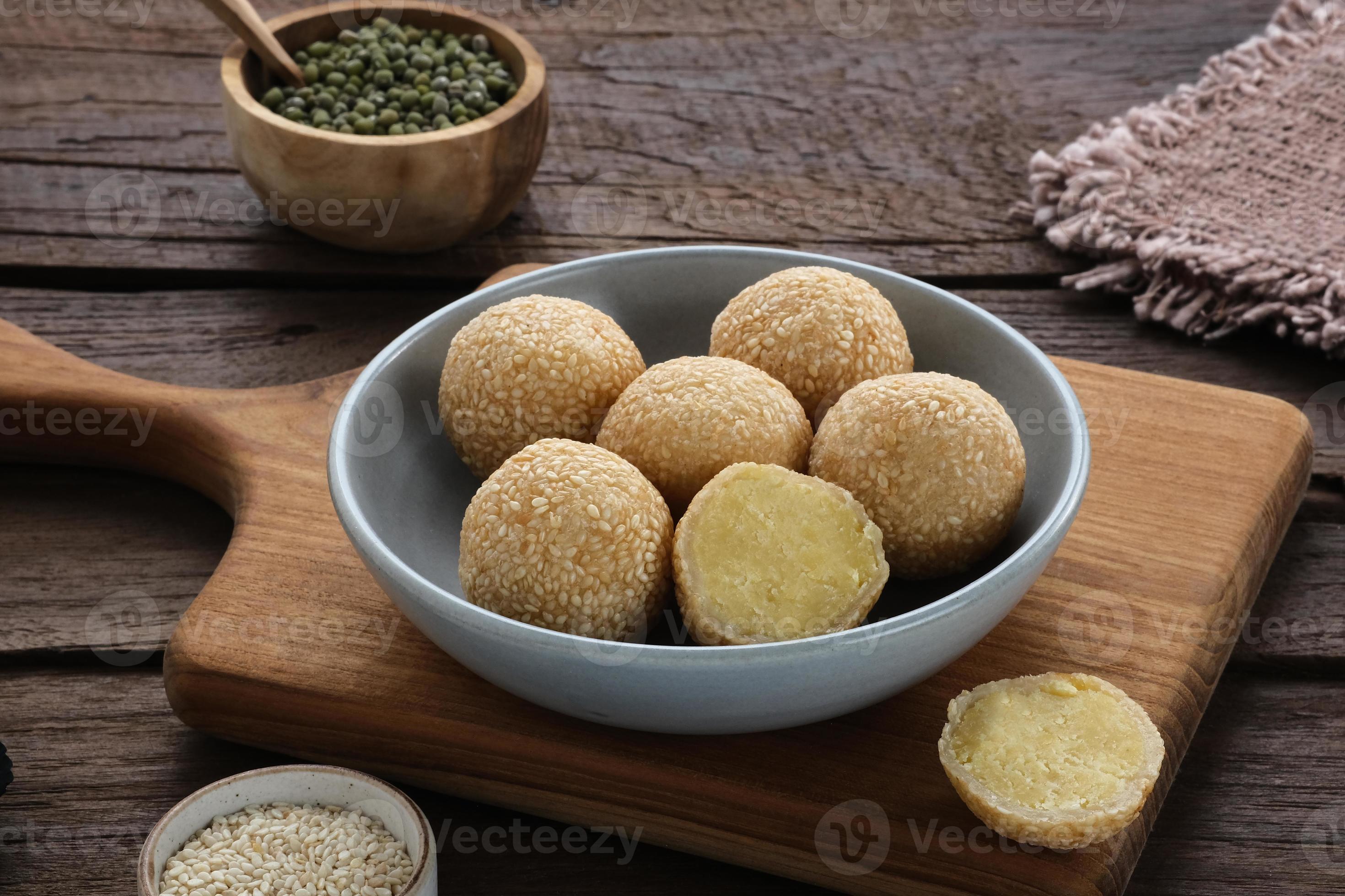 onde-onde è il cibo tradizionale dell'Indonesia a base di farina di riso  glutinoso con pasta di fagioli, avvolta in semi di sesamo. spuntino  indonesiano popolare con influenza cinese. 10146954 Stock Photo su