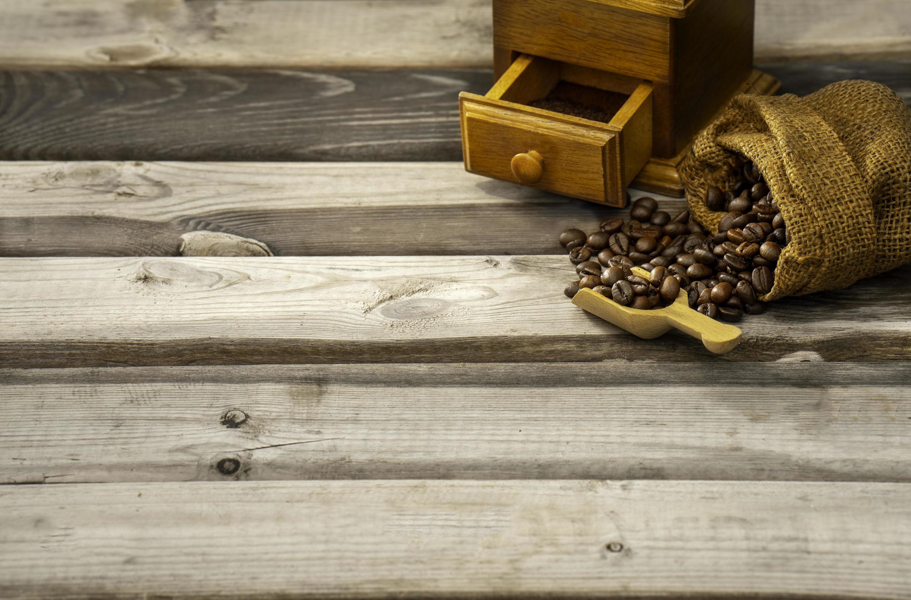 macinacaffè vintage. vecchio macinino da caffè in legno e metallo retrò  azionato a mano. macinacaffè manuale per macinare i chicchi di caffè. sullo  sfondo di legno vecchio. 10223399 Stock Photo su Vecteezy