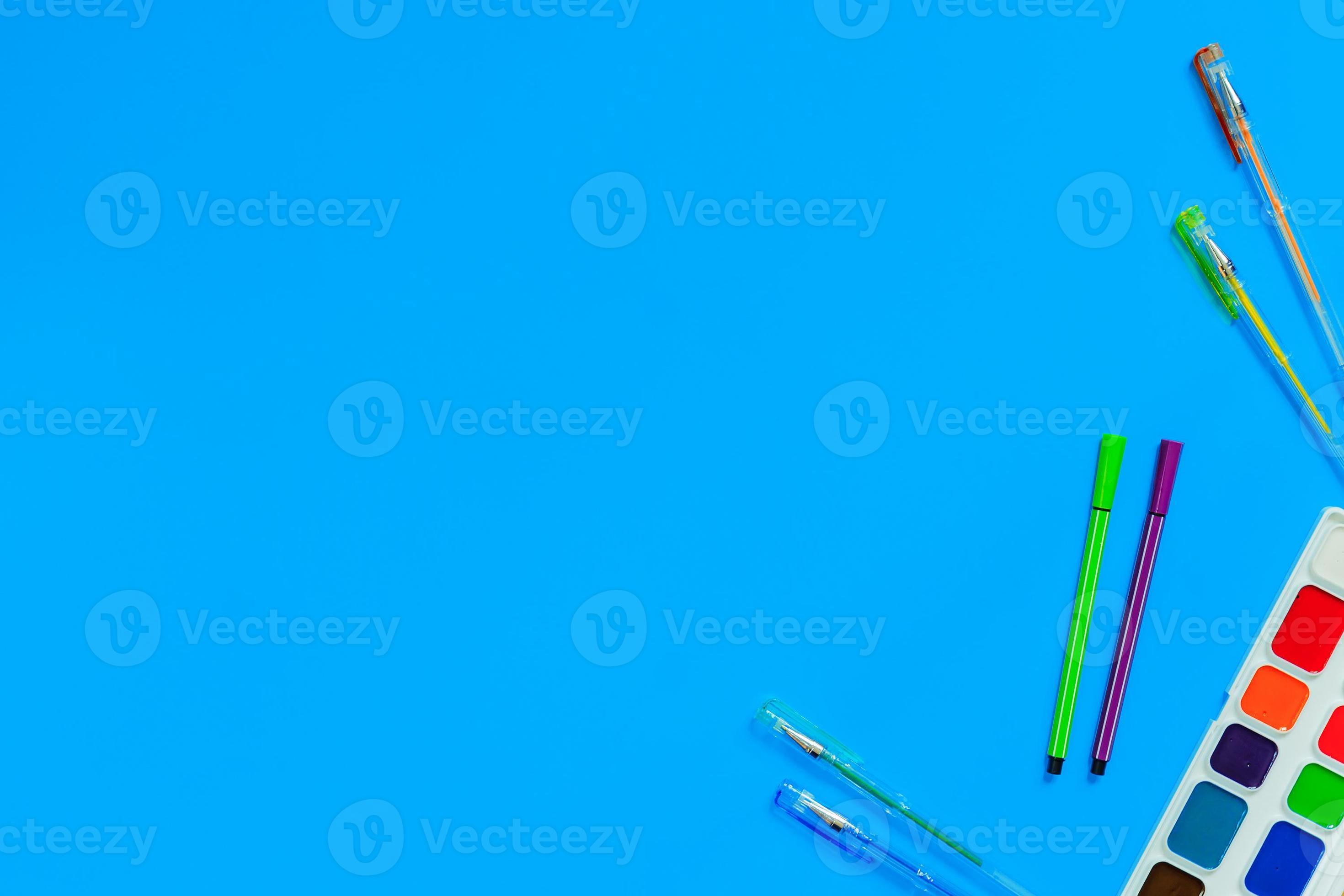 accessori di cancelleria - penne, pennarelli, colori su sfondo blu. mock-up  di composizione, concetto di ritorno a scuola con forniture per ufficio.  vista dall'alto 10602198 Stock Photo su Vecteezy