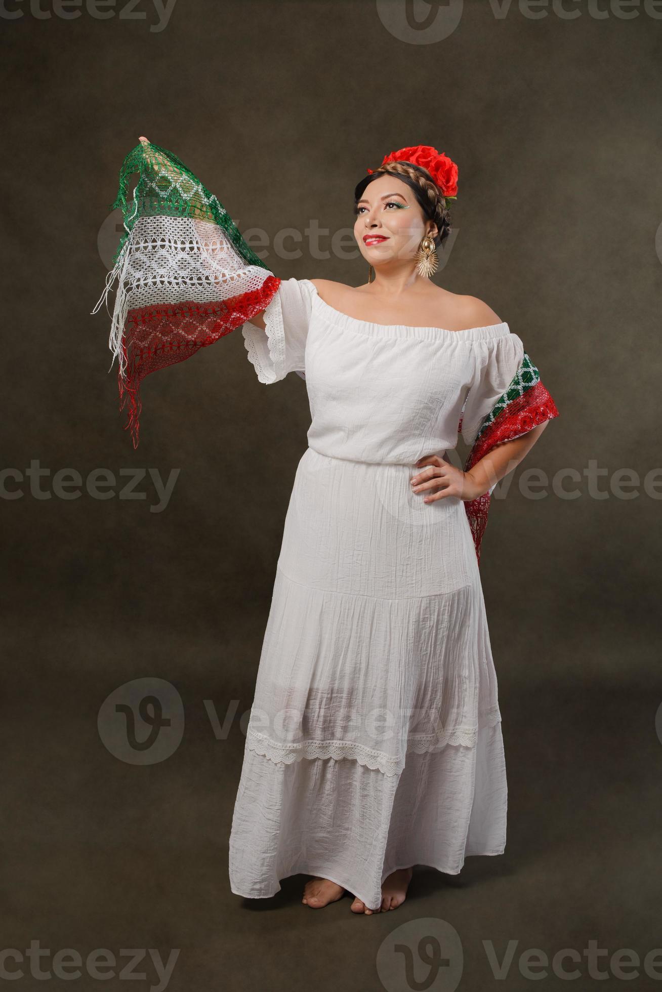 messicano donna con bianca vestito e tricolore sciarpa. 10712125 Stock  Photo su Vecteezy