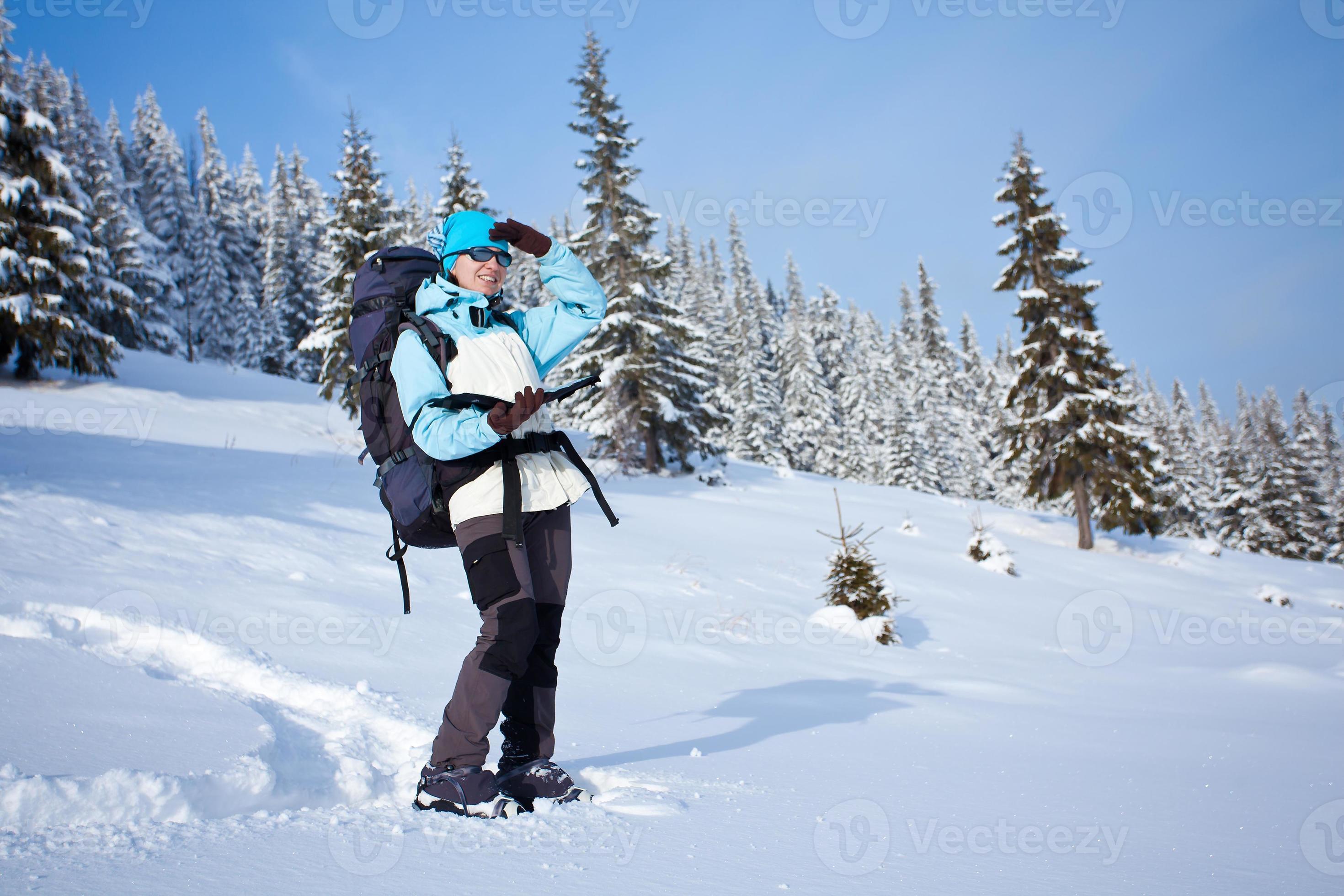 escursionista nella foresta invernale foto