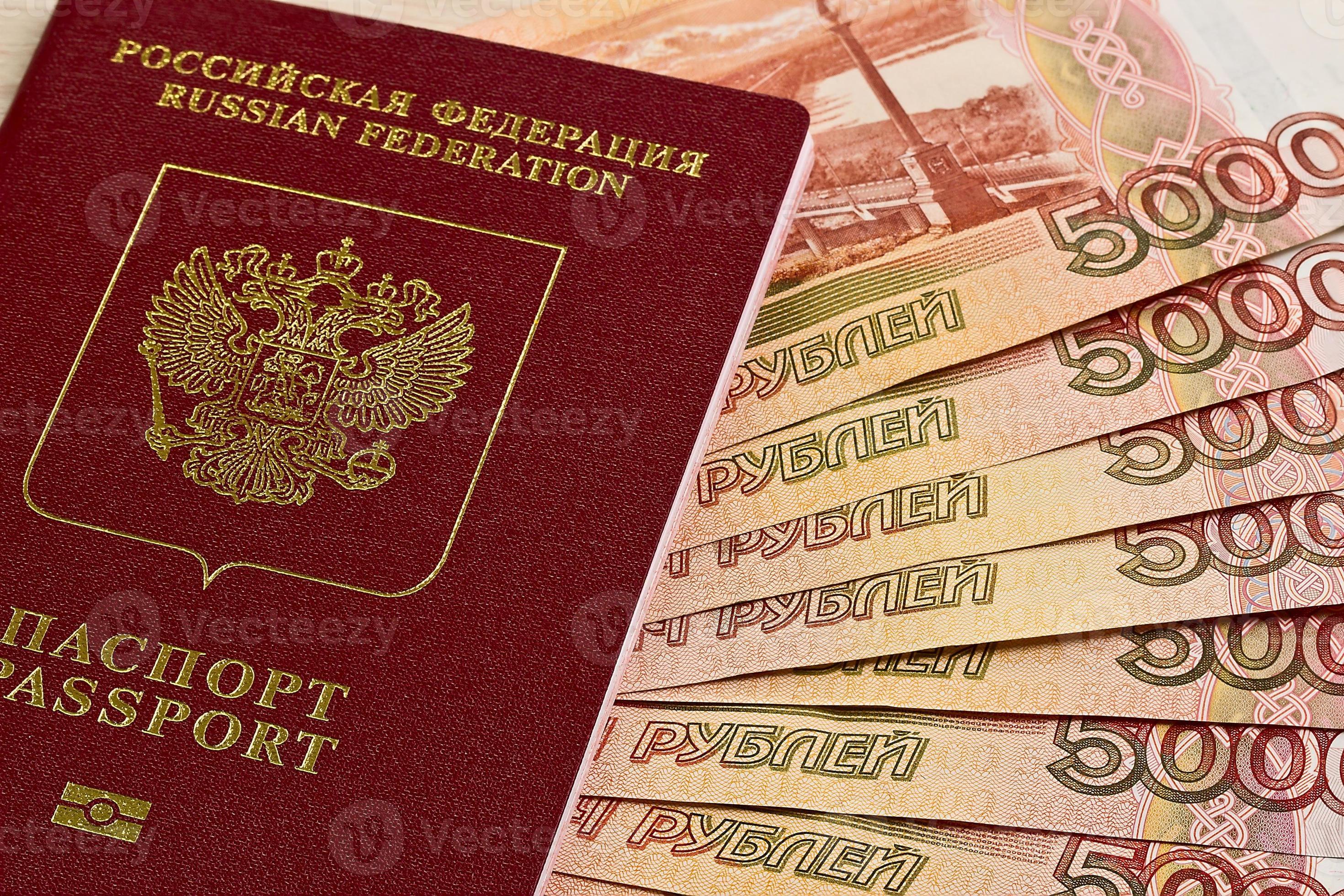 passaporto russo e banconote russe foto