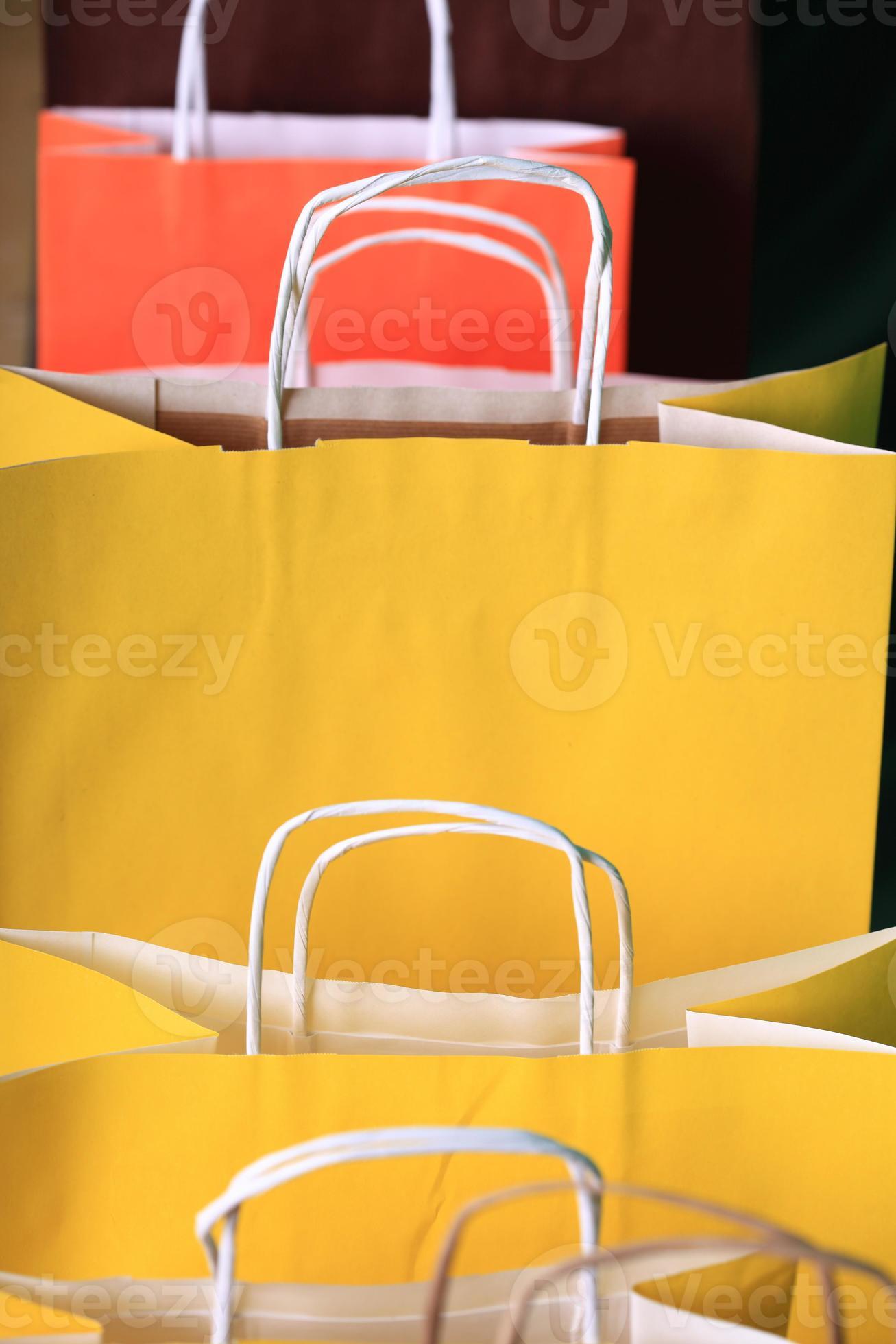 shopping sacchetti regalo giallo su sfondo verde foto