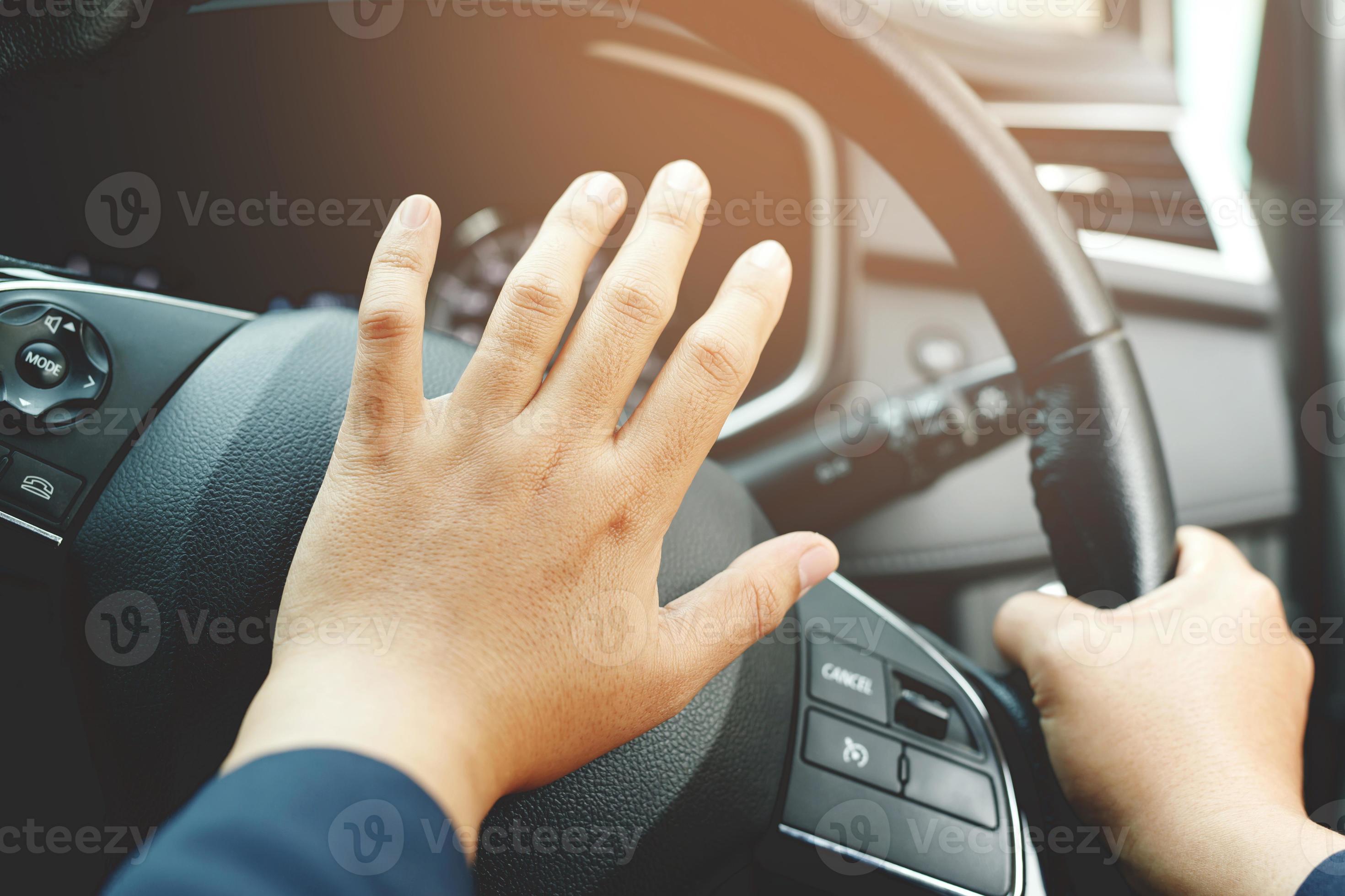 persona che spinge il clacson durante la guida seduto su un'auto della  pressa del volante, suonando il clacson per avvisare le altre persone nel  concetto di traffico. 11345453 Stock Photo su Vecteezy