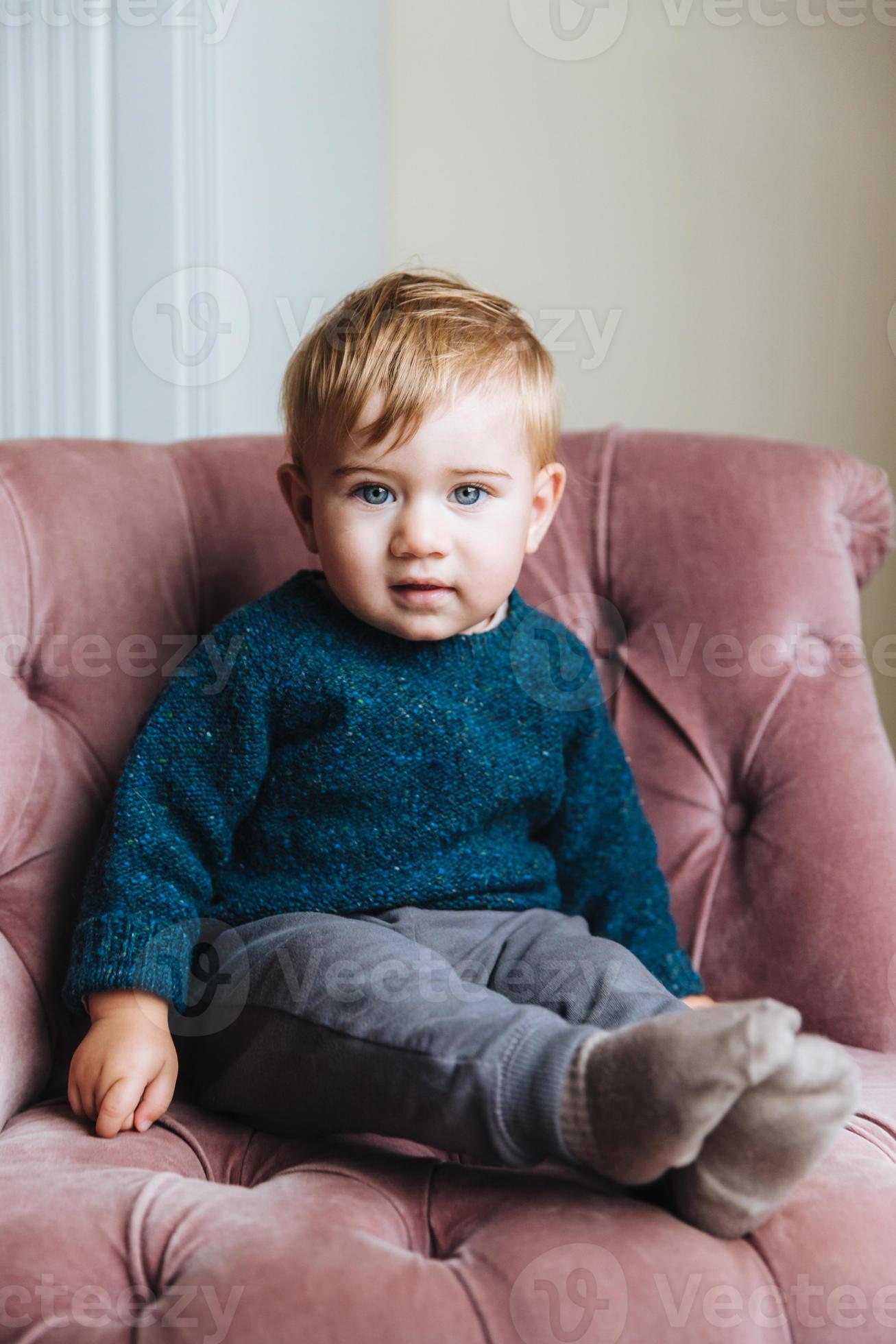 positivo affascinante 4 anni vecchio carino bambino asiatico ragazza, poco  bambino in età prescolare bambino sorridente e guardare a telecamera.  13085794 Stock Photo su Vecteezy