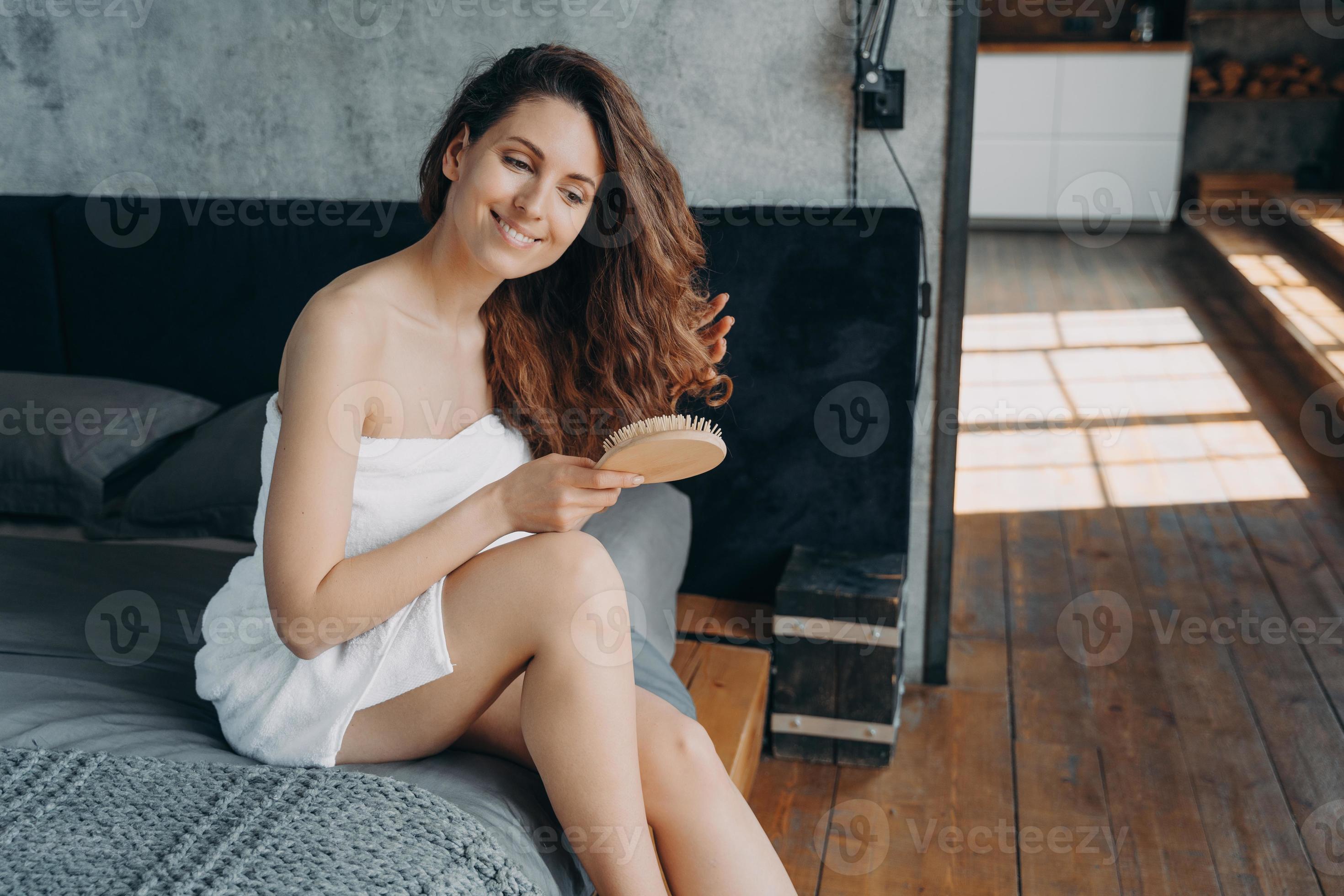 sorridente ragazza spazzole lungo salutare capelli con spazzola per capelli  dopo doccia nel Camera da letto. cura dei capelli cosmetici anno Domini  11898102 Stock Photo su Vecteezy