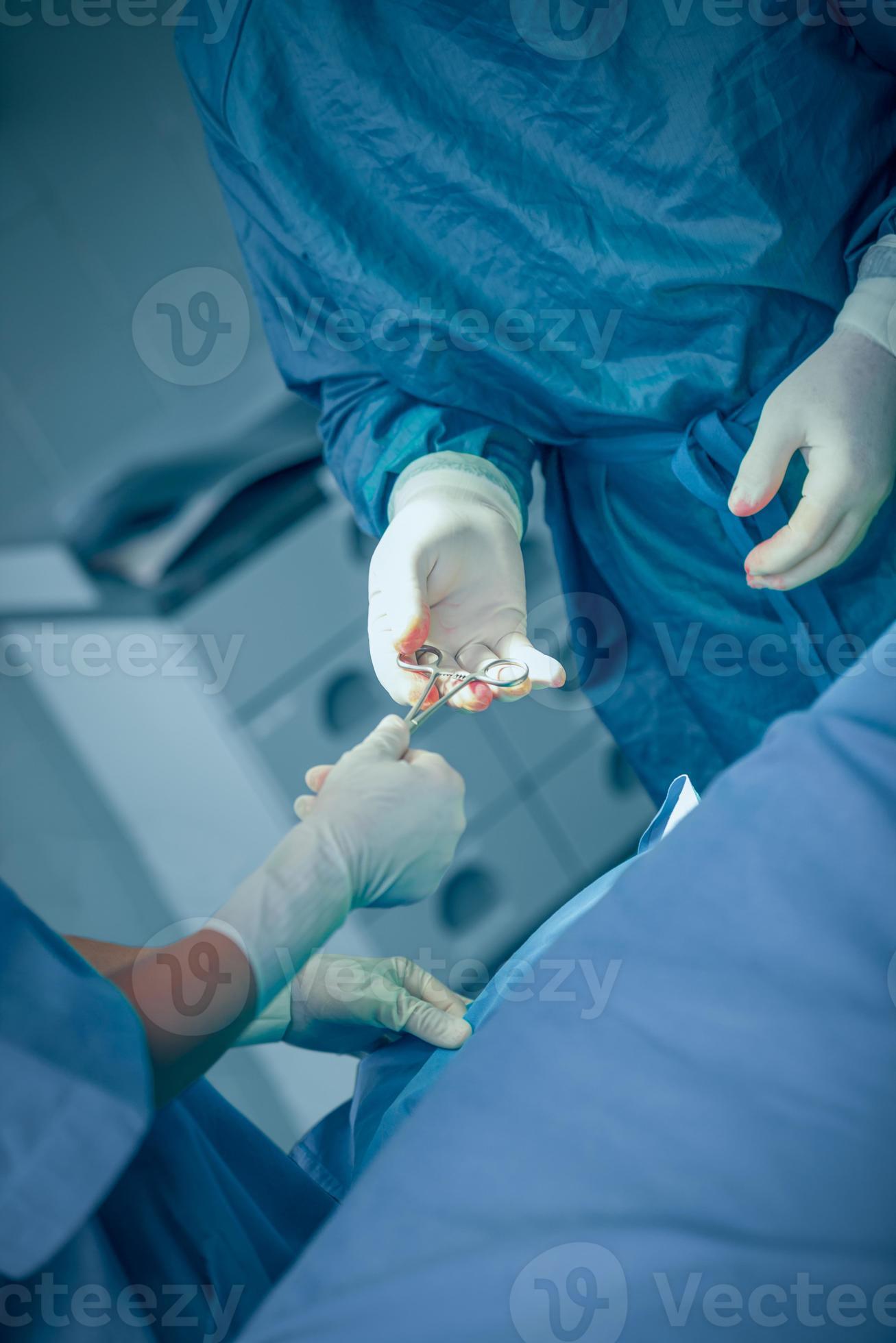 medico prendendo una forbice dalla mano dell'infermiera 1221687 Stock Photo  su Vecteezy