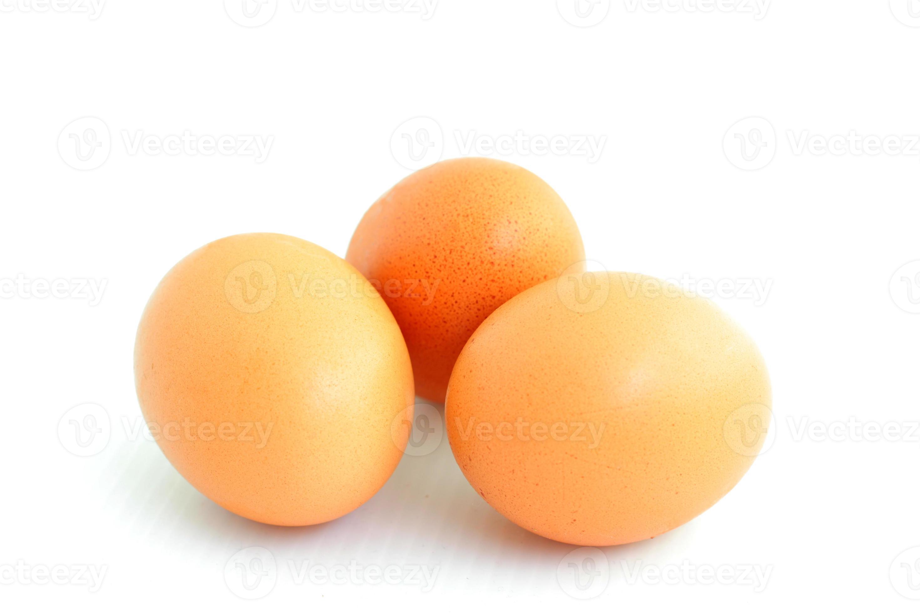 tre uova su sfondo bianco foto