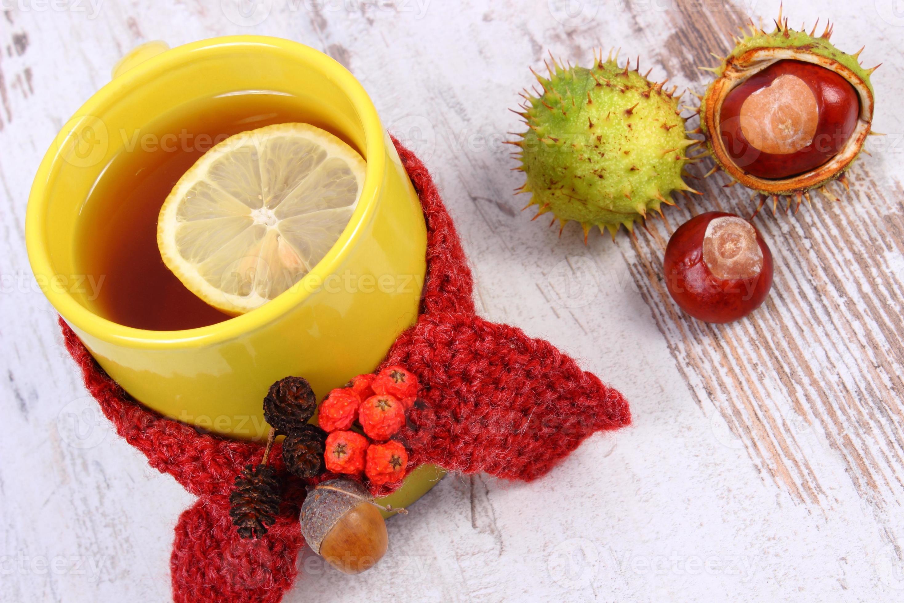 tazza di tè con sciarpa di lana avvolta al limone, bevanda riscaldante  1316229 Stock Photo su Vecteezy