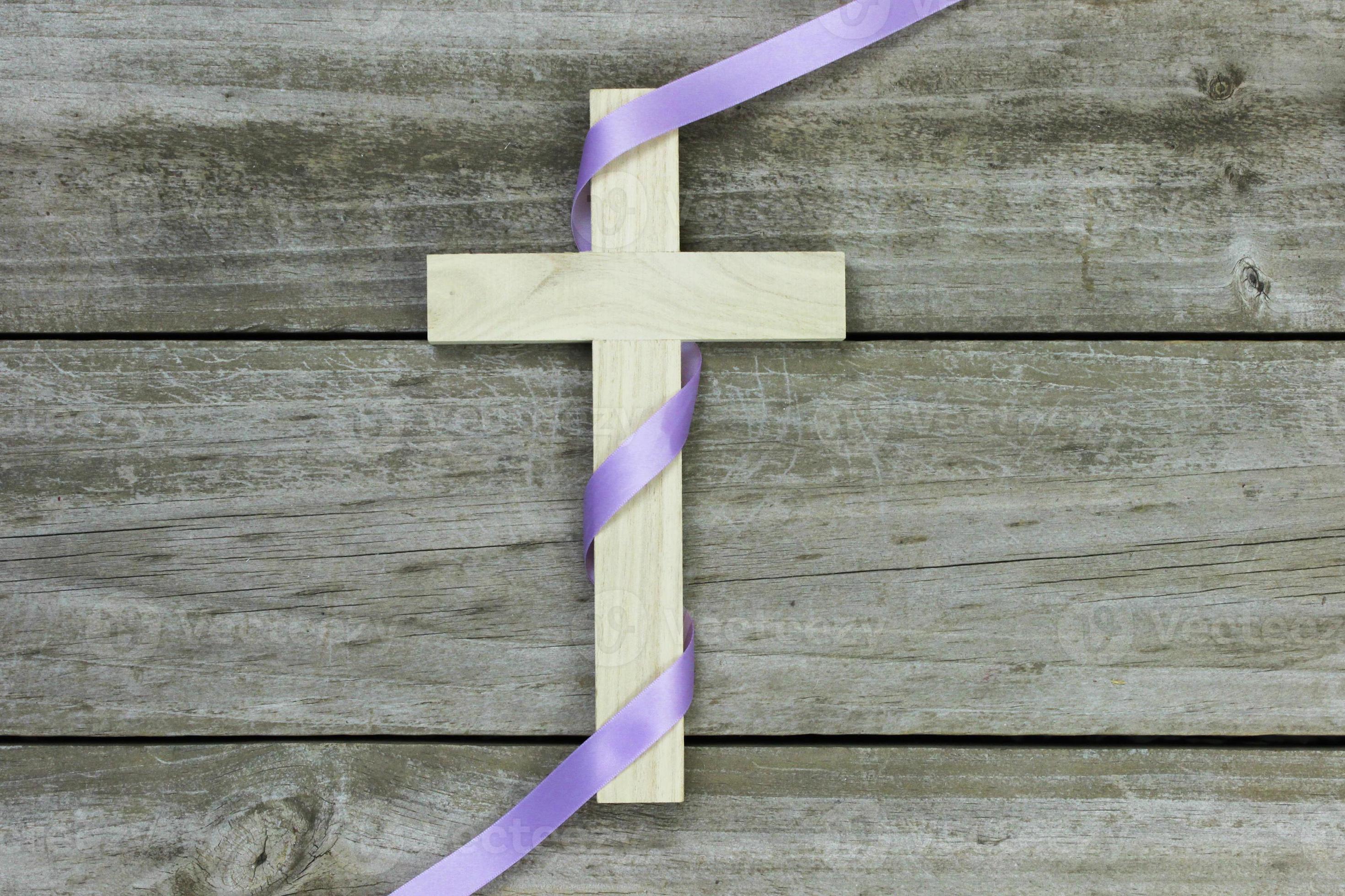 Croce di legno con nastro viola su sfondo di legno 1372250 Stock Photo su  Vecteezy
